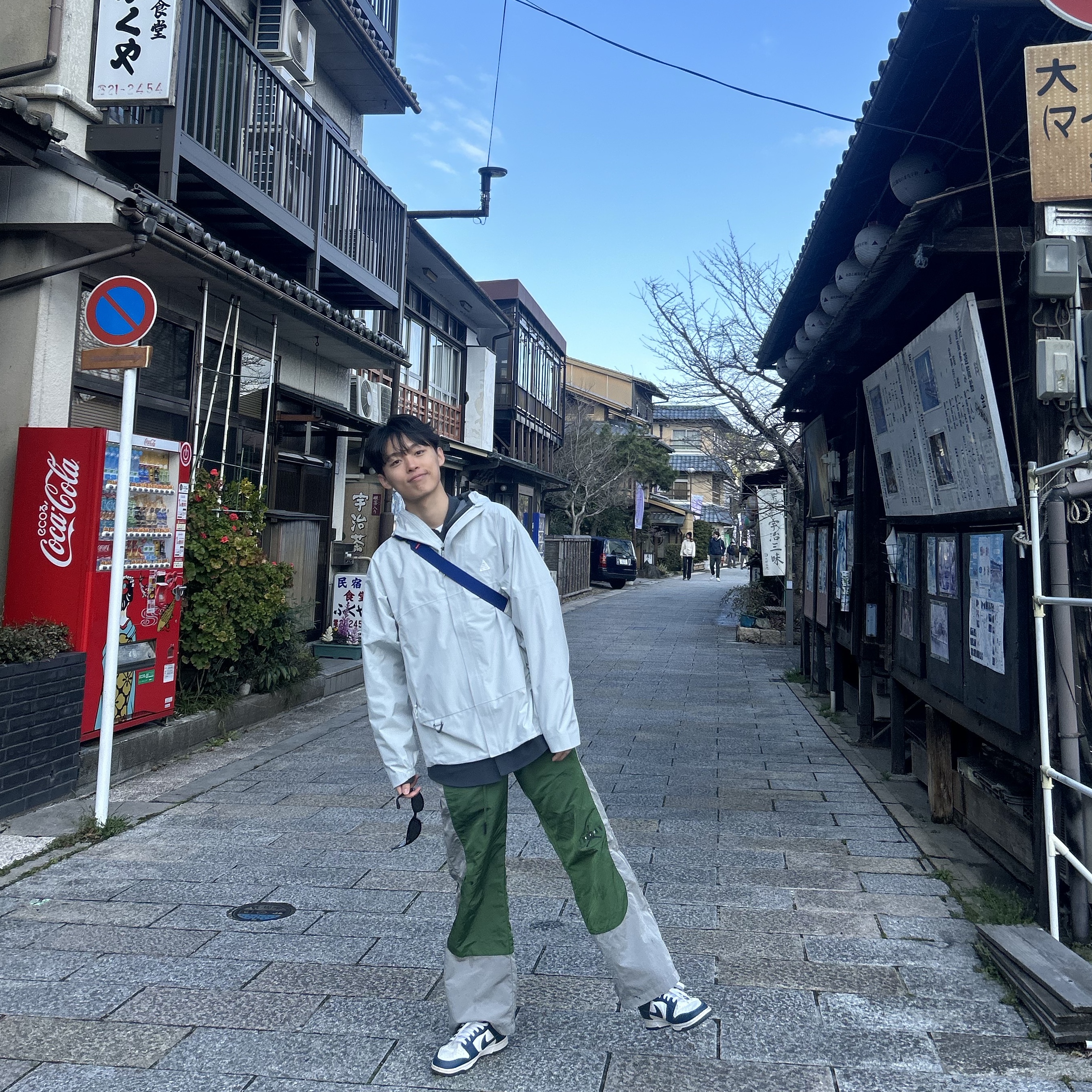 Jordan x Off-White Track Pants Forest Green - Asia, Nike ACG Storm-Fit ADV Cascade Rains Full Zip Jacket Photon Dust - Asia 착용 스타일 - 1