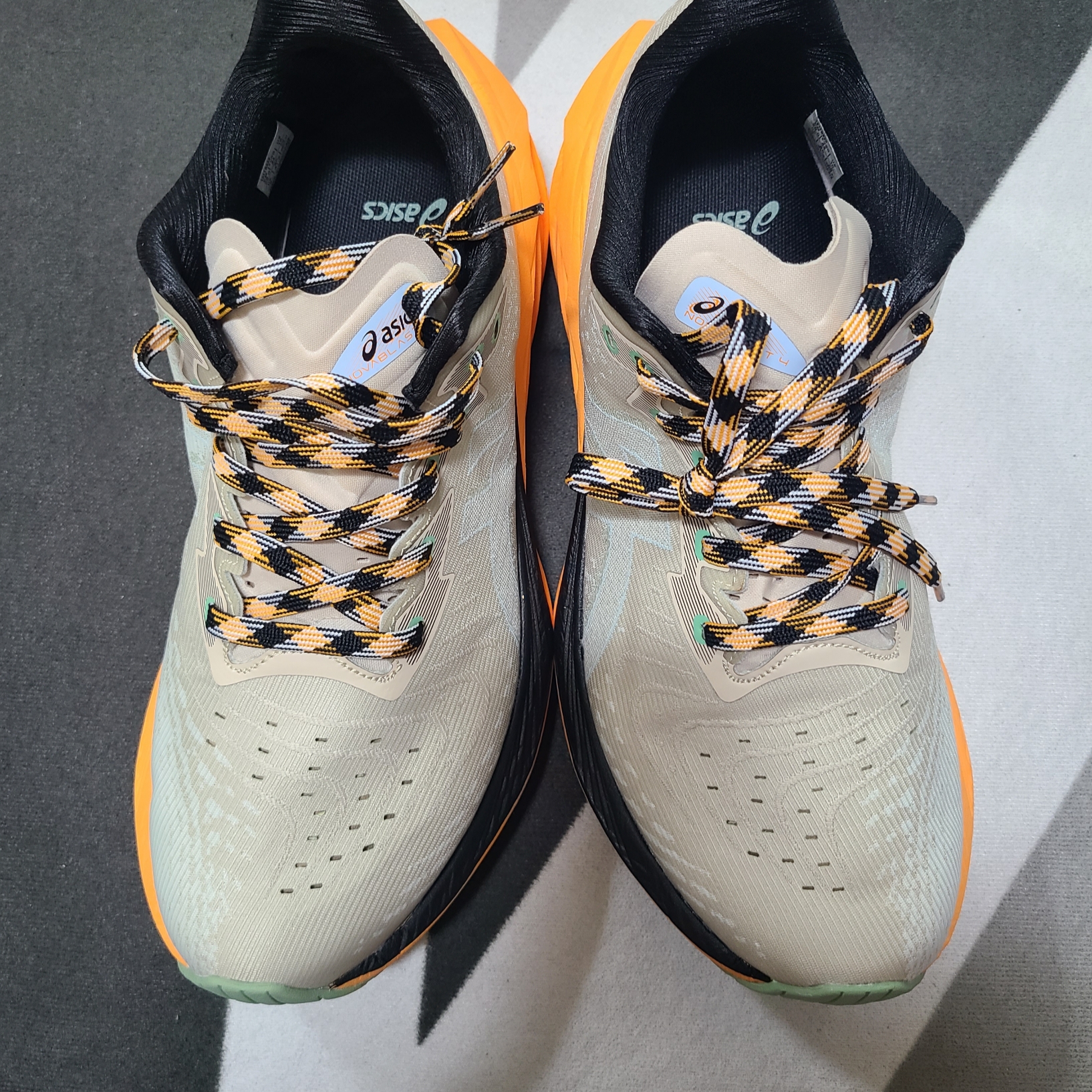 Asics Novablast 4 TR Nature Bathing Fellow Yellow 착용 스타일 - 2