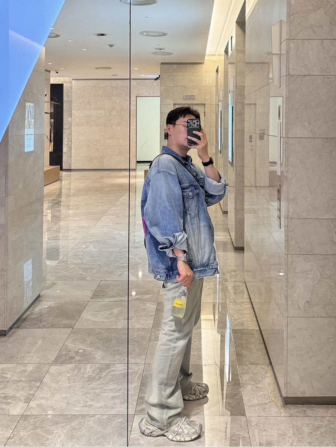 (W) Balenciaga Spray Paint Logo Jacket Denim, Wooyoungmi Luminous Jellyfish Back Logo T-Shirt Black - 24SS 착용 스타일 - 1