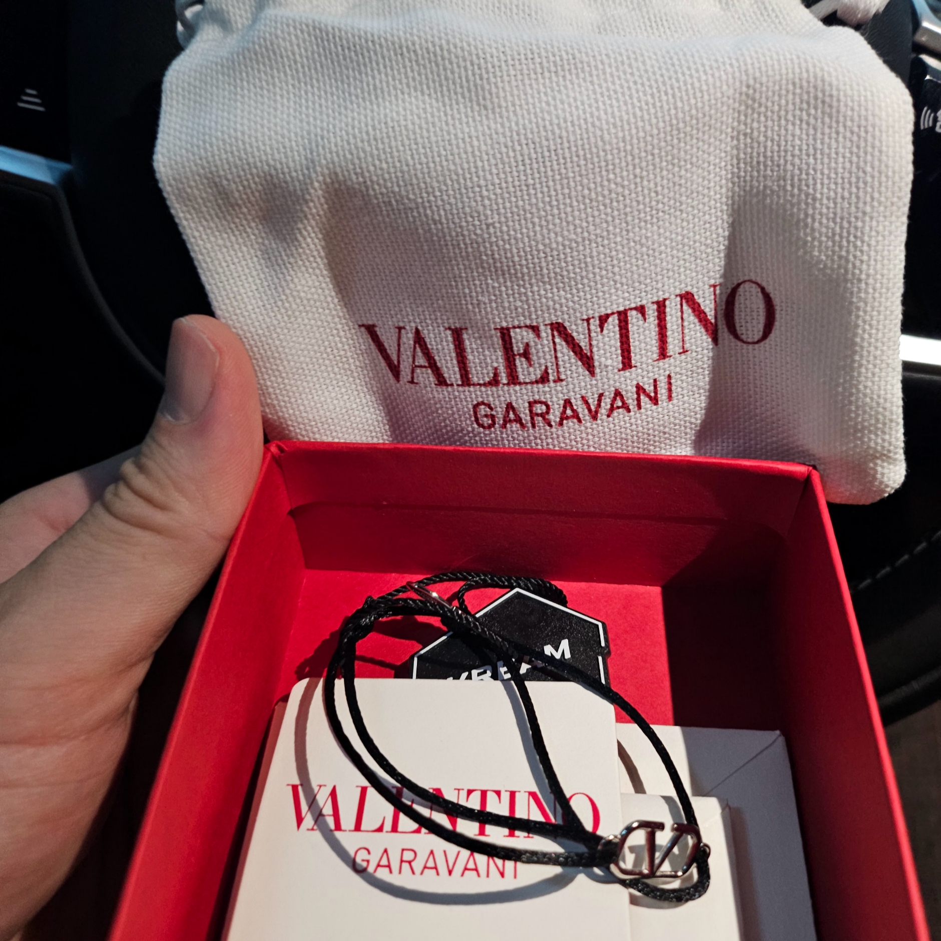 Valentino Vlogo Signature Cotton Bracelet Black 착용 스타일