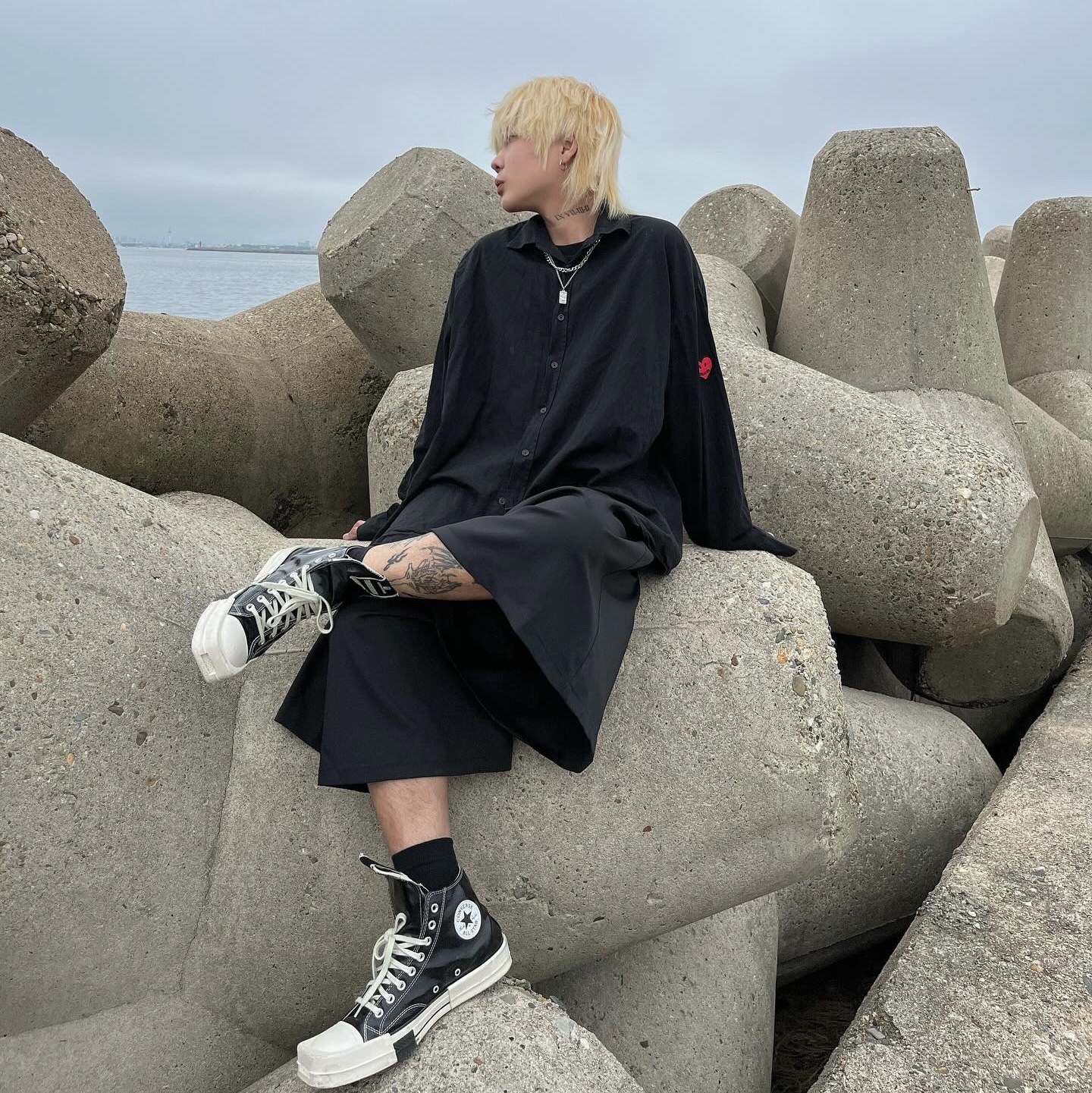 Converse x Drkshdw Turbodrk Chuck 70 Hi Black Lacquered Denim 착용 스타일 - 2