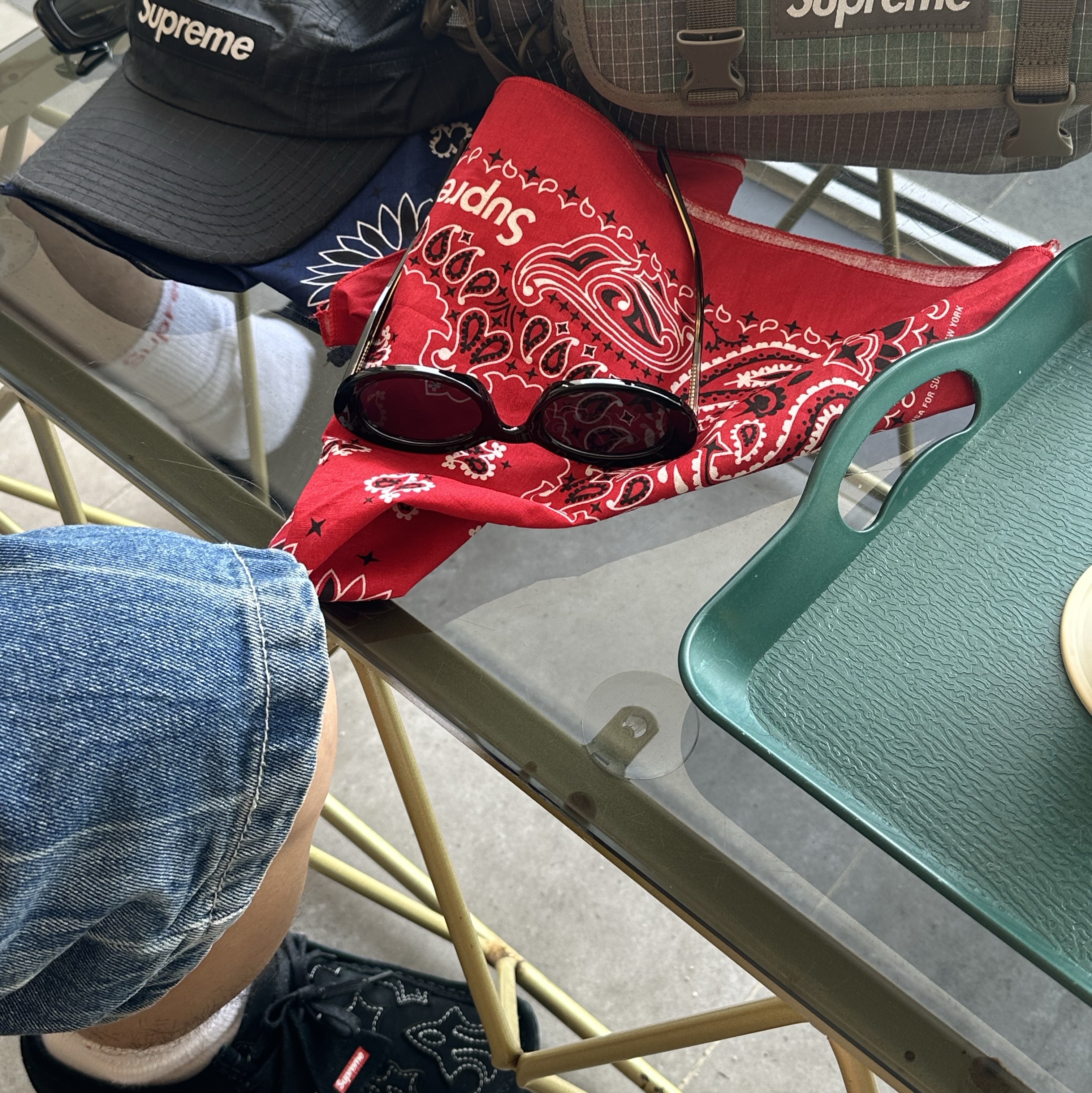 Supreme Hav-A-Hank Bandanas Multicolor (Set of 3) - 24SS, Supreme Hanes Crew Socks White (4 Pack) 착용 스타일