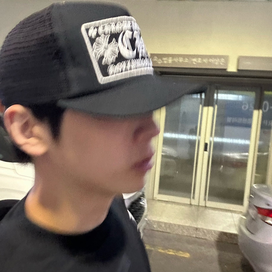 Chrome Hearts CH Hollywood Trucker Hat Black, Essentials Crewneck T-Shirt Jet Black - 24SS 착용 스타일 - 2