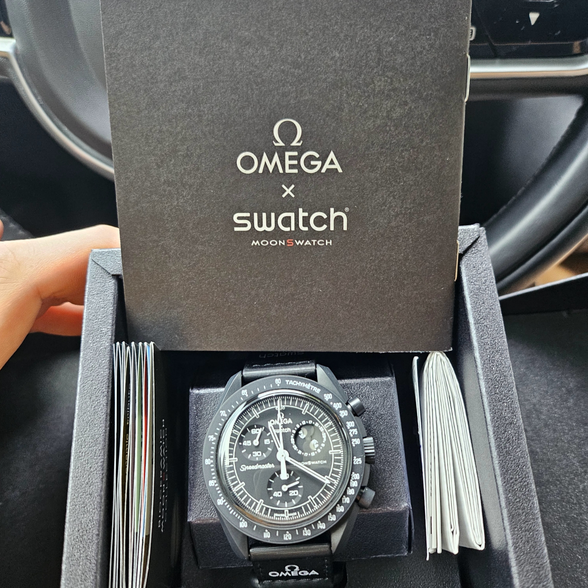 Swatch x Omega x Snoopy Bioceramic Moonswatch Mission To The Moonphase New Moon 착용 스타일