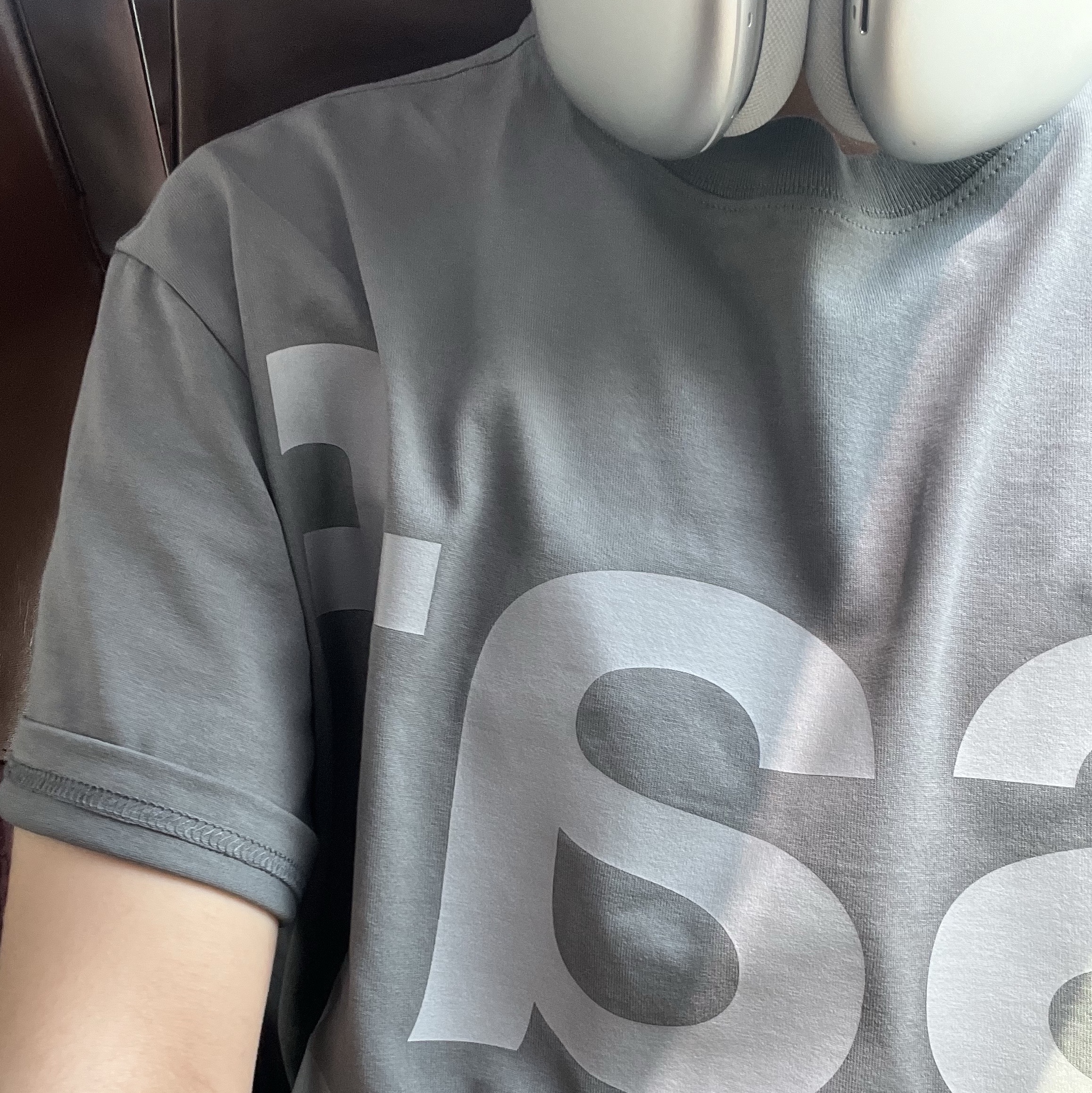 [예약 배송][KREAM 단독] Safarispot Basic Safari T-Shirt Charcoal 착용 스타일