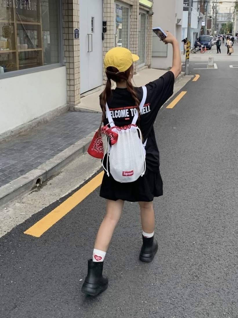 Supreme x Toy Machine Welcome To Hell T-Shirt Black - 24SS, Supreme Hav-A-Hank Bandanas Multicolor (Set of 3) - 24SS 착용 스타일