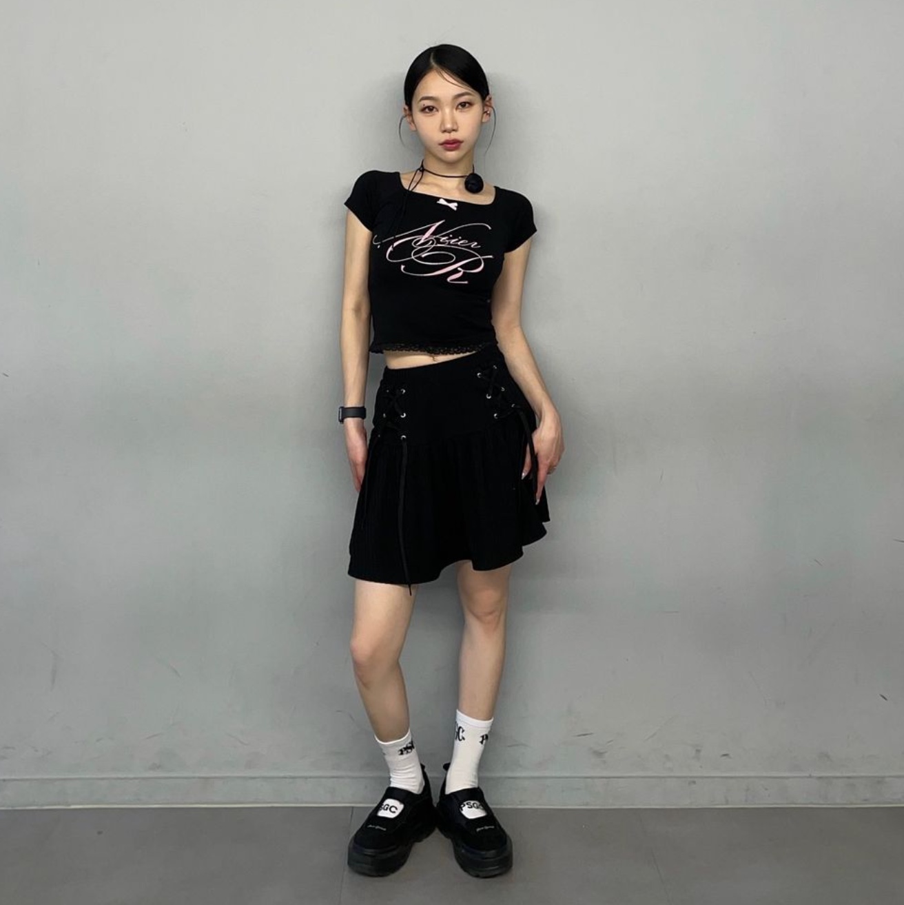 NIIER NOR Lace Off Shoulder Crop Top Camo, NIIER NOR Lace Off Shoulder Crop Top Black 착용 스타일