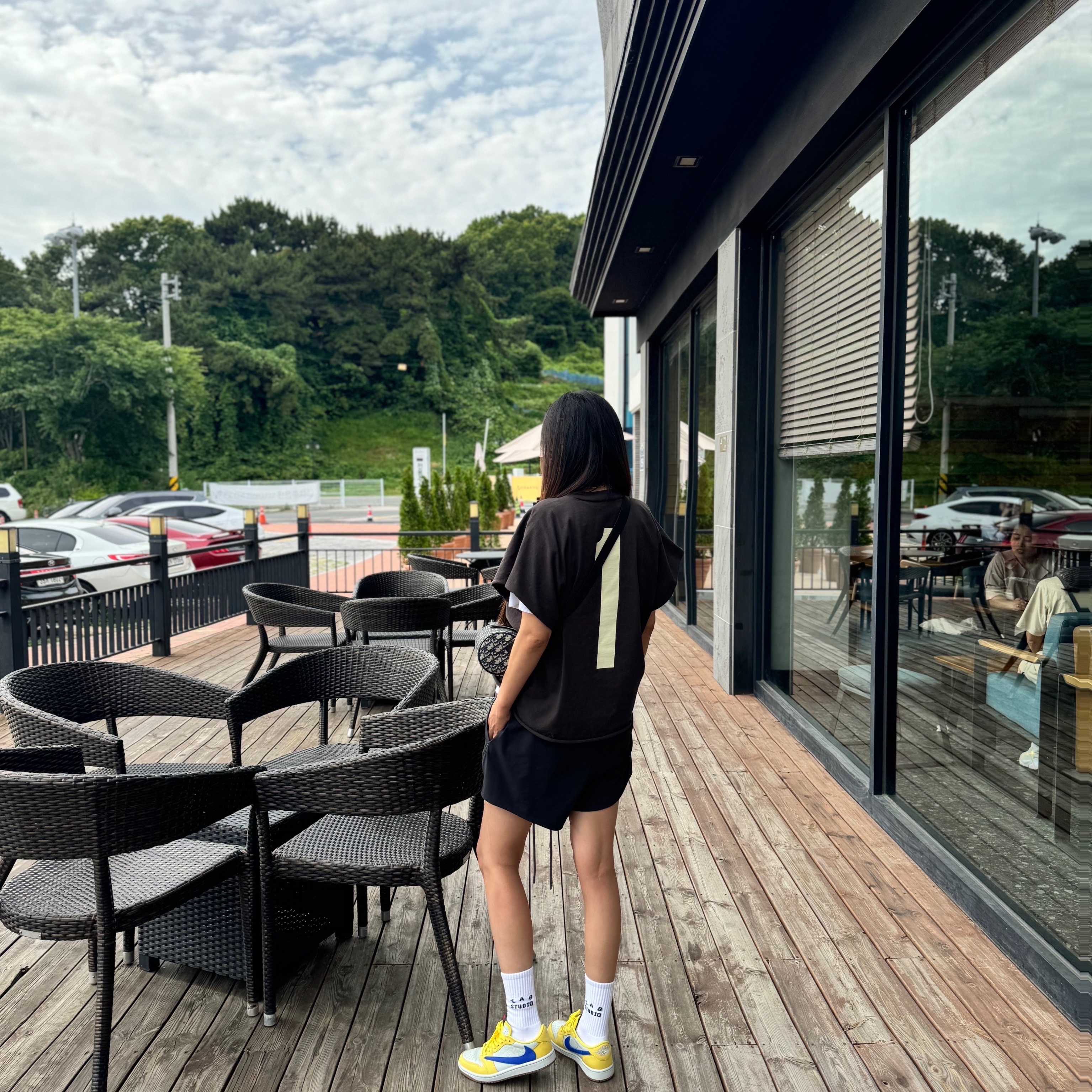 (W) Jordan 1 x Travis Scott Retro Low OG SP Canary, Yeezy One Box T-Shirt Black 착용 스타일 - 1
