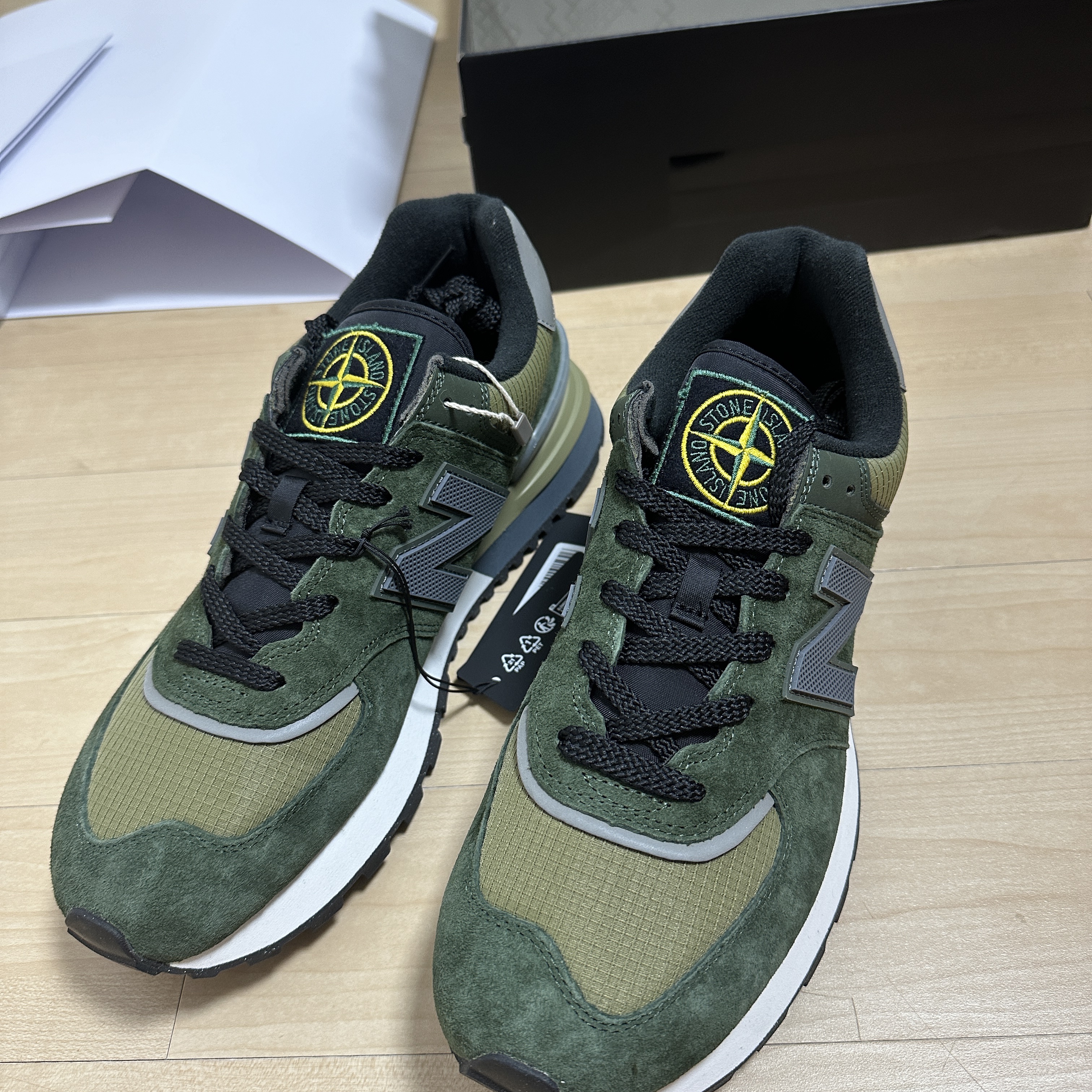 New Balance x Stone Island 574 Legacy Dark Green 착용 스타일 - 1