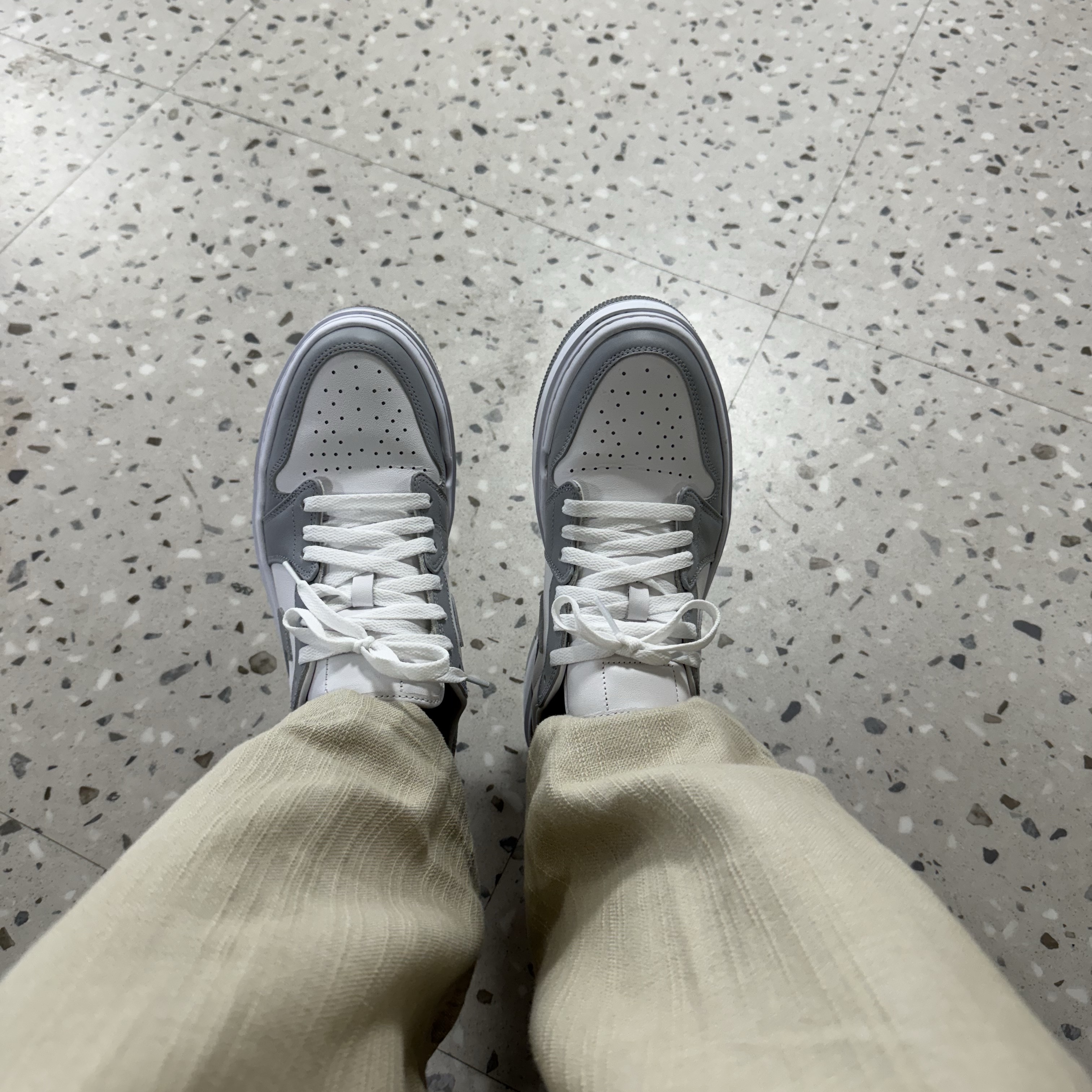 (W) Jordan 1 Elevate Low White and Wolf Grey 착용 스타일 - 2