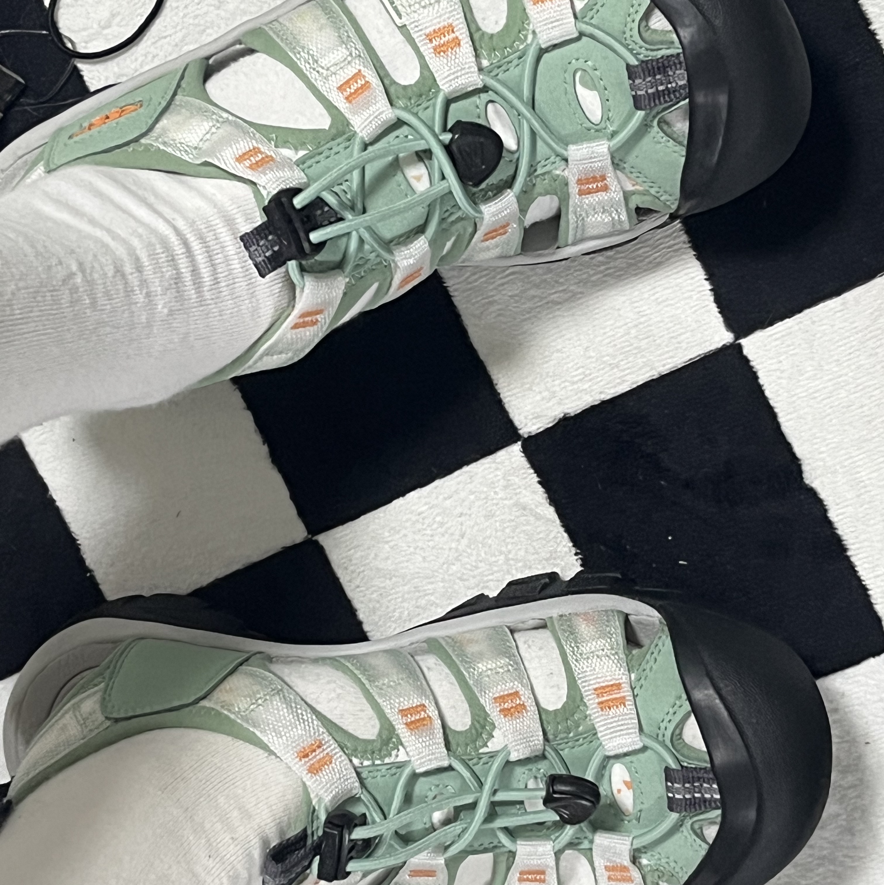 (W) Keen Newport H2 Granite Green Terrazzo 착용 스타일 - 1