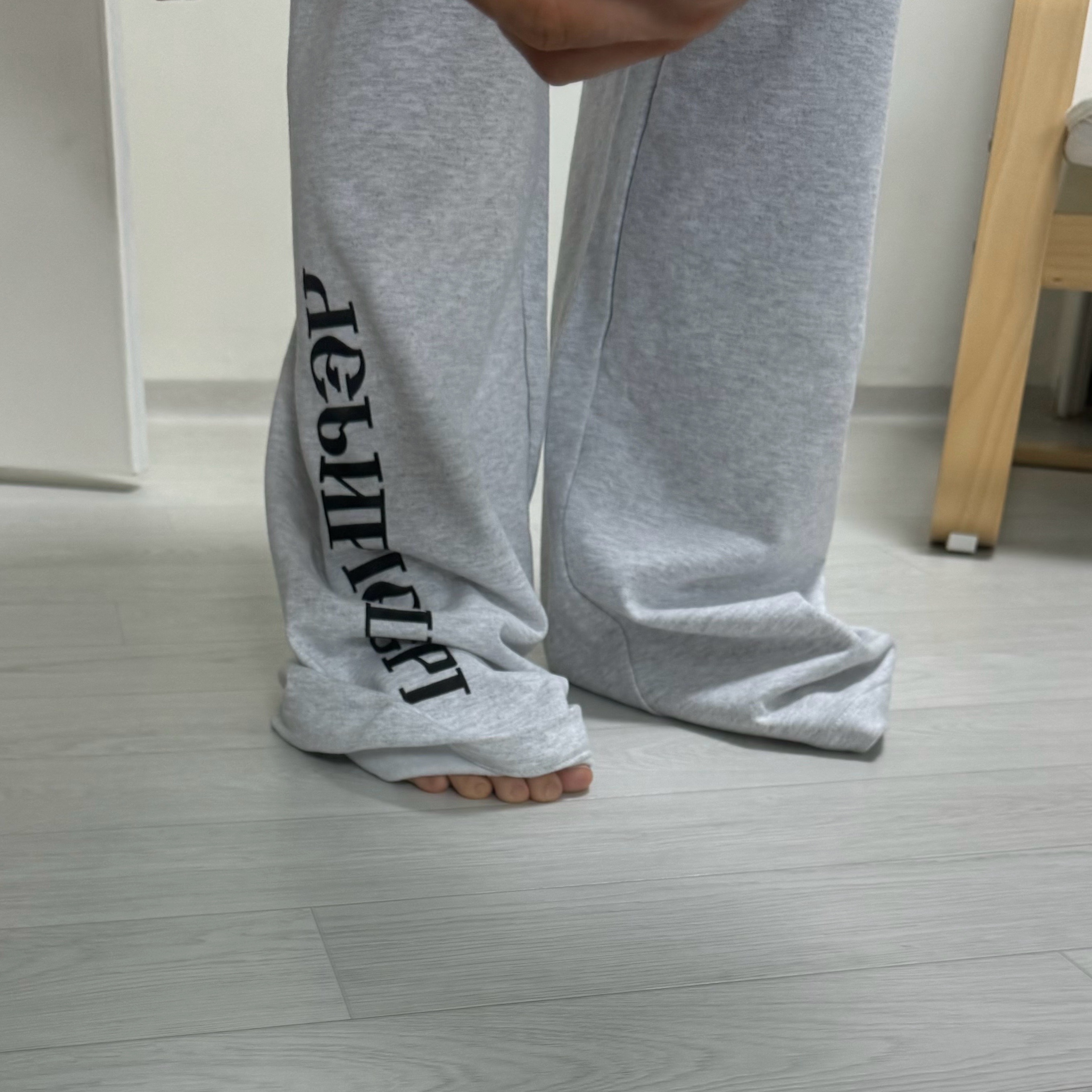 Yeezy x Gosha Rubchinskiy YZY Black Dogs Hoodie Heather Grey, Yeezy x Gosha Rubchinskiy YZY Black Dogs Jogger Heather Grey 착용 스타일 - 3