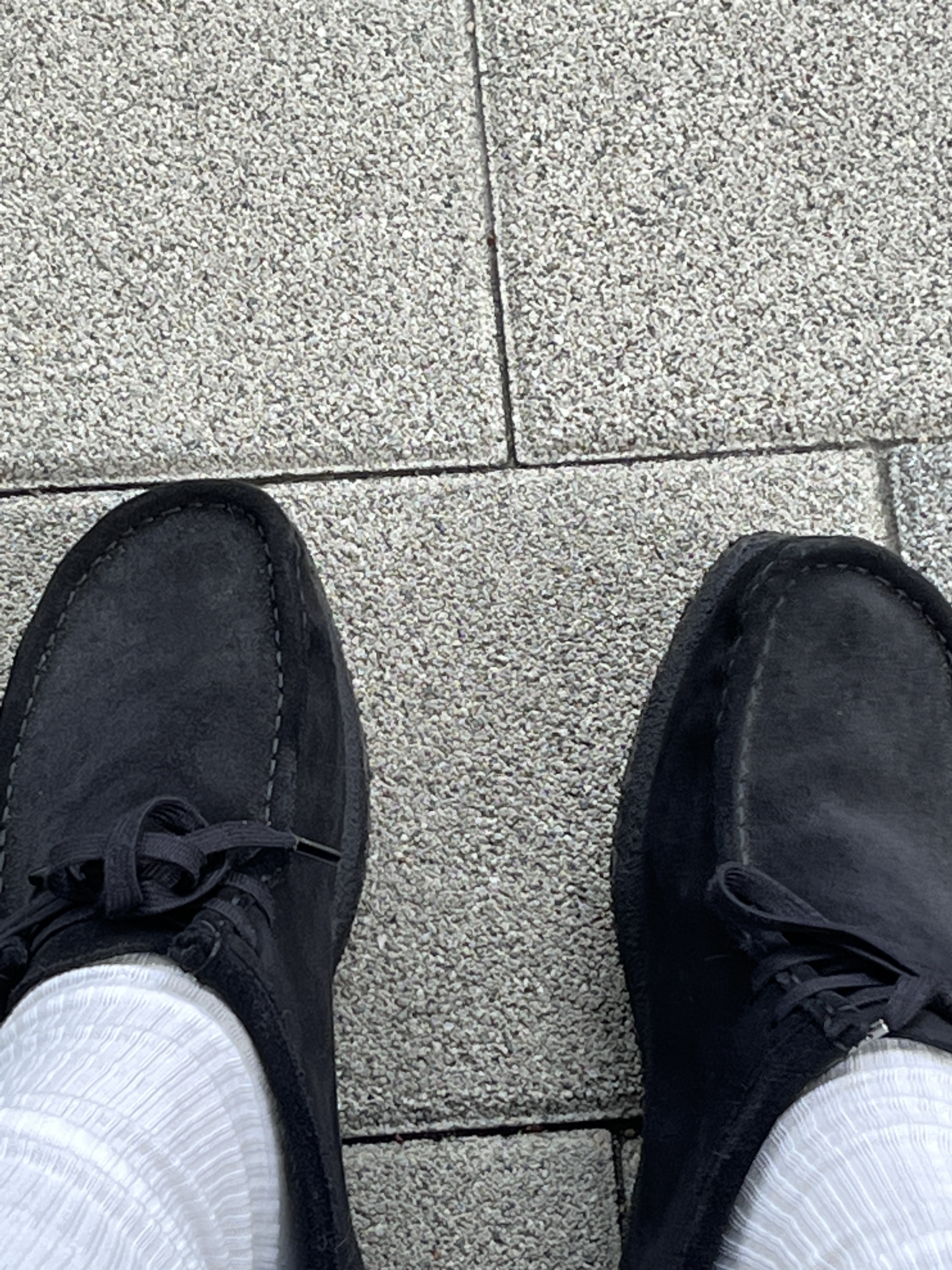 Clarks Wallabee Black Suede 착용 스타일 - 1