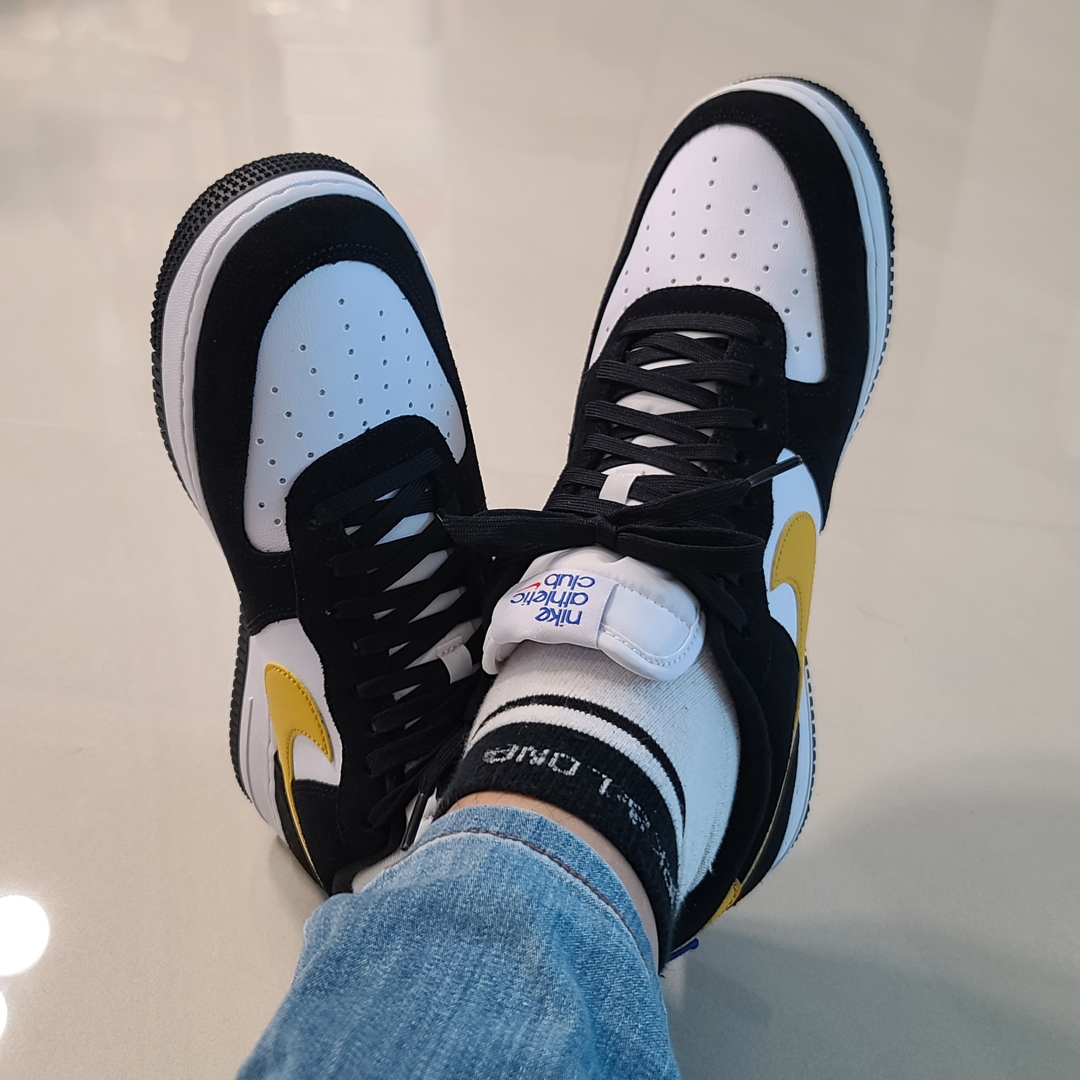 Nike Air Force 1 '07 LV8 Athletic Club Black Dark Sulfur 착용 스타일 - 3