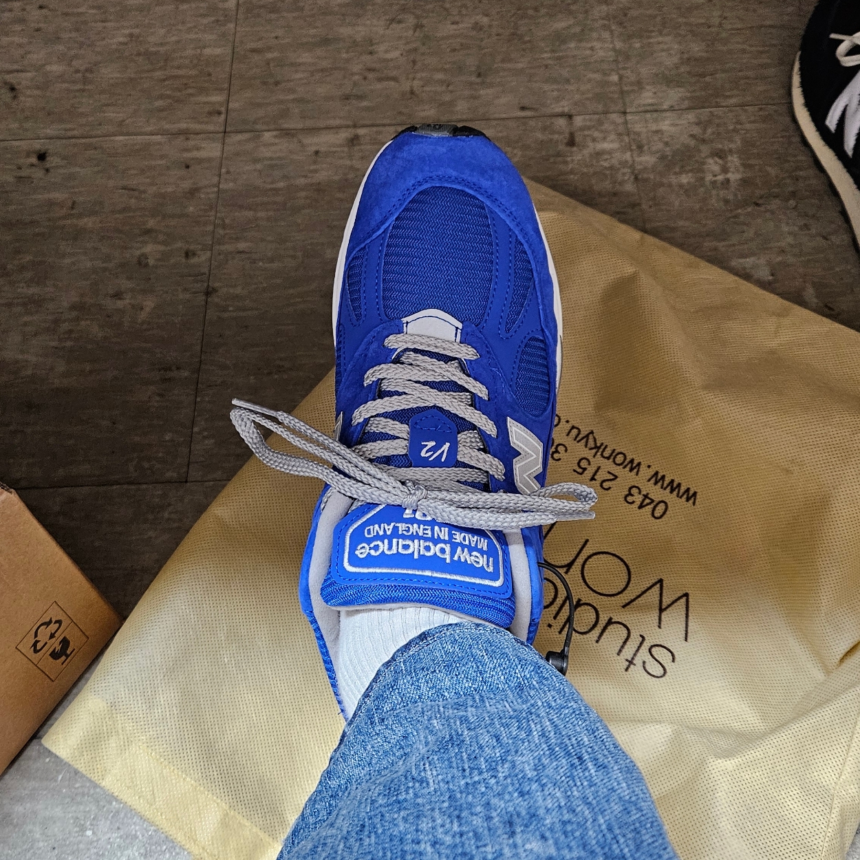 New Balance 991v2 Made in UK Dazzling Blue 착용 스타일 - 5