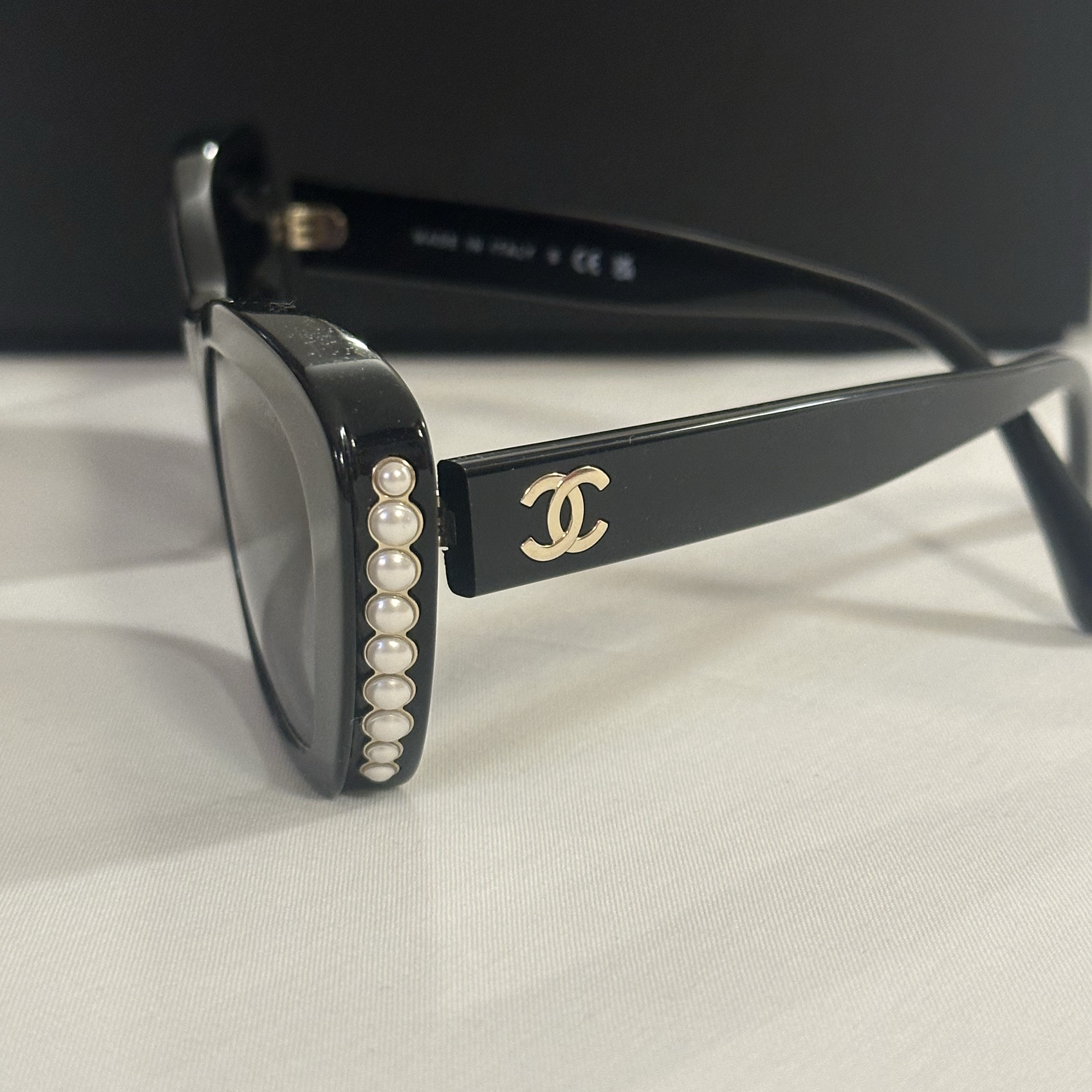 Chanel Cat Eye Sunglasses Acetate Glass Pearls & White Frame Grey Gradient Lenses International FIt 착용 스타일 - 2