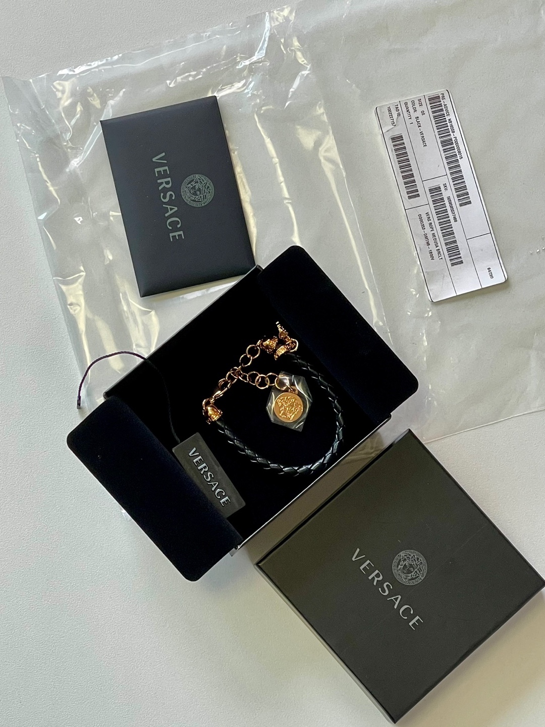 Versace Medusa Braided Leather Bracelet Black, Versace Medusa Chain Bracelet Gold 착용 스타일 - 1