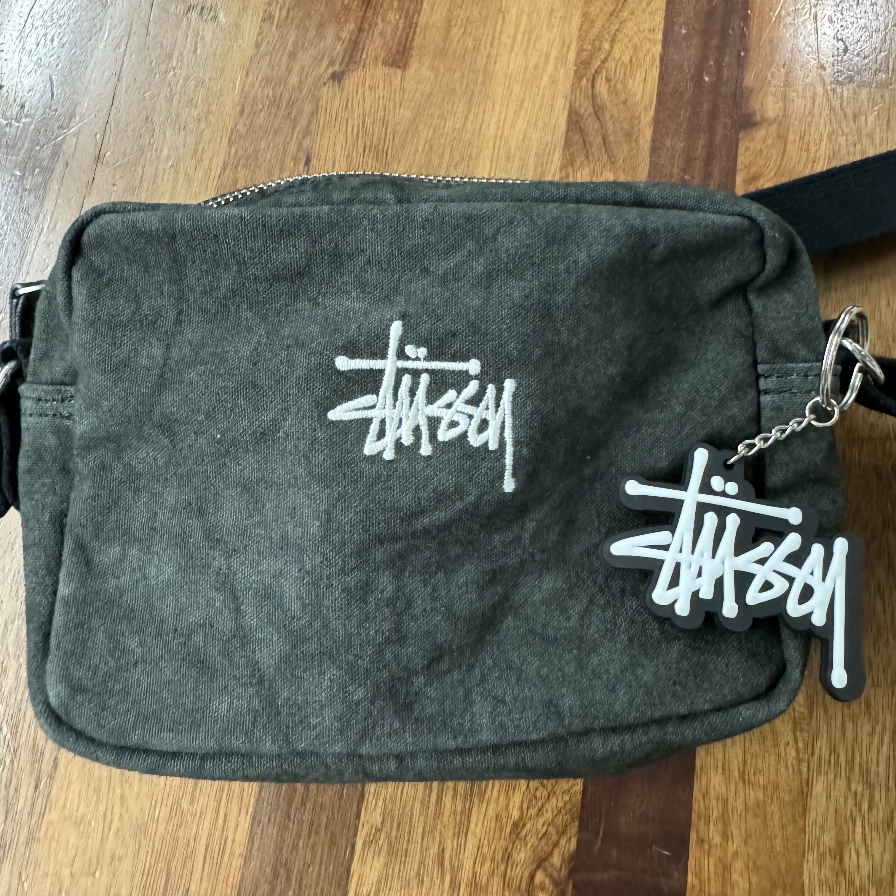 Stussy Canvas Side Pouch Washed Black, Stussy 8 Ball Keychain Black 착용 스타일 - 1