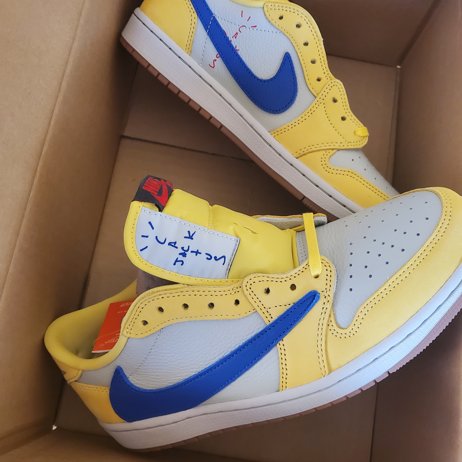 (W) Jordan 1 x Travis Scott Retro Low OG SP Canary 착용 스타일