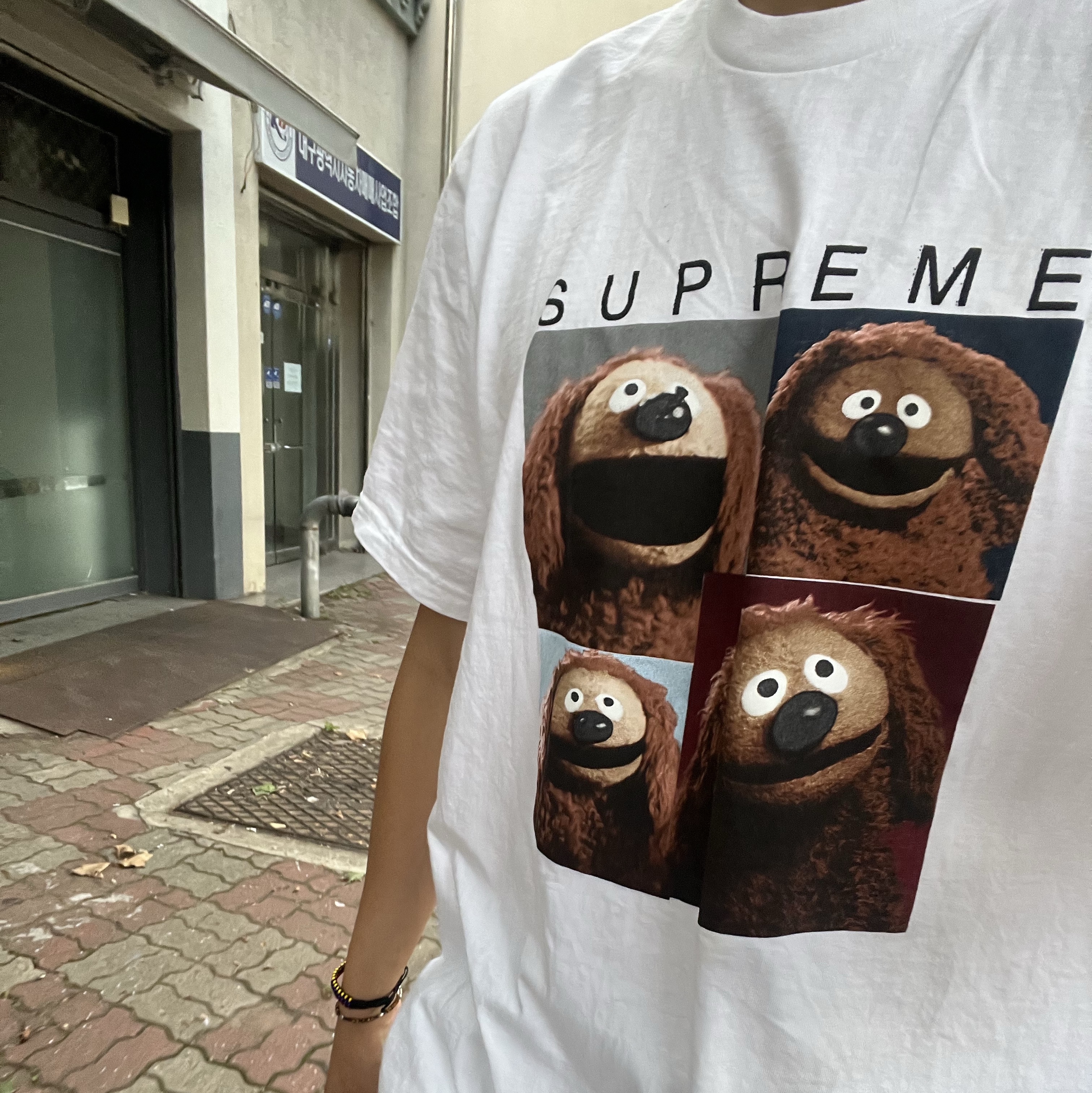 Supreme Rowlf T-Shirt White - 24SS 착용 스타일