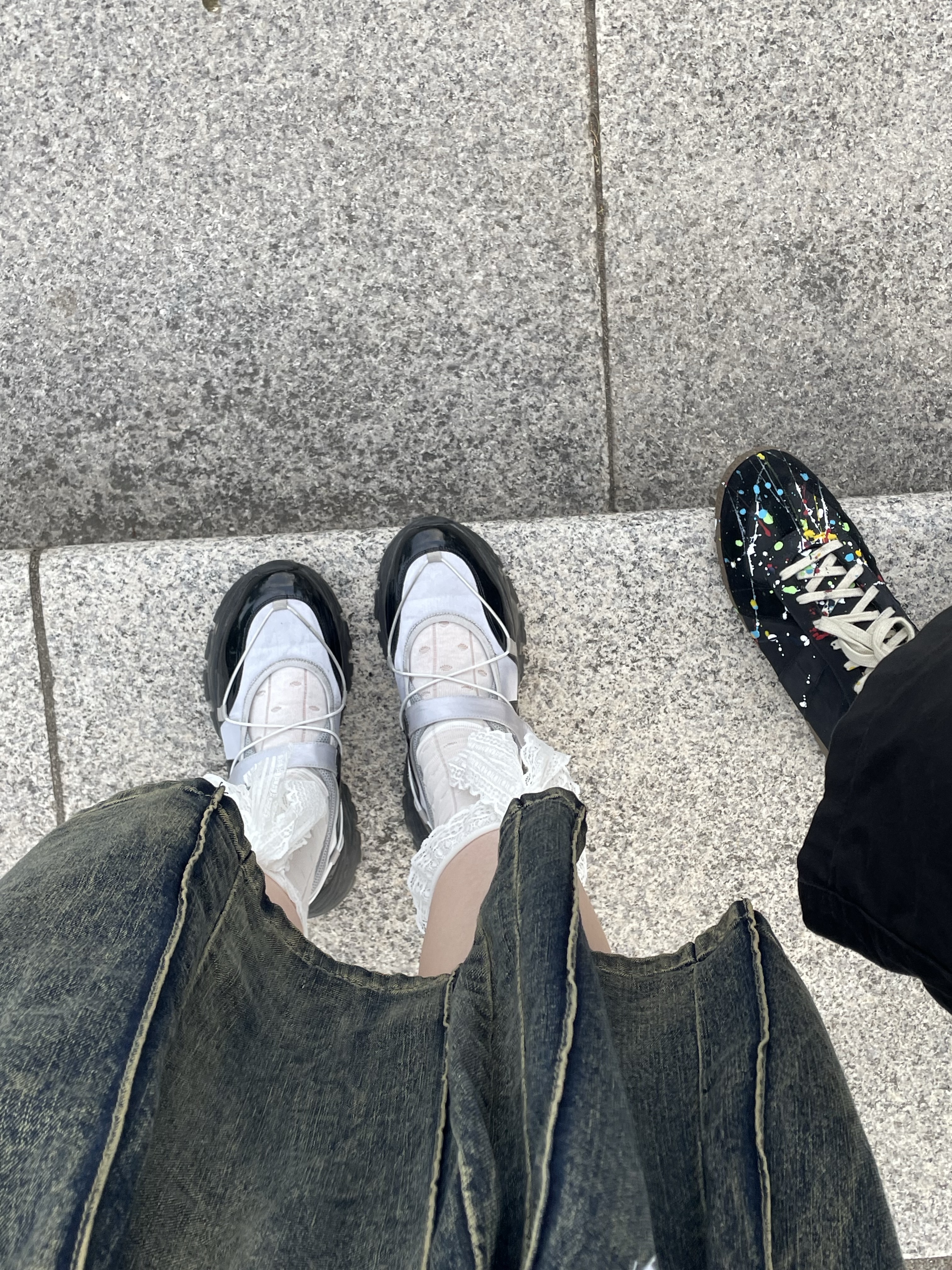 NewJeans Bunini Mini Costume Keyring Black, Maison Margiela Replica Paint Drop Sneakers Black 착용 스타일 - 4