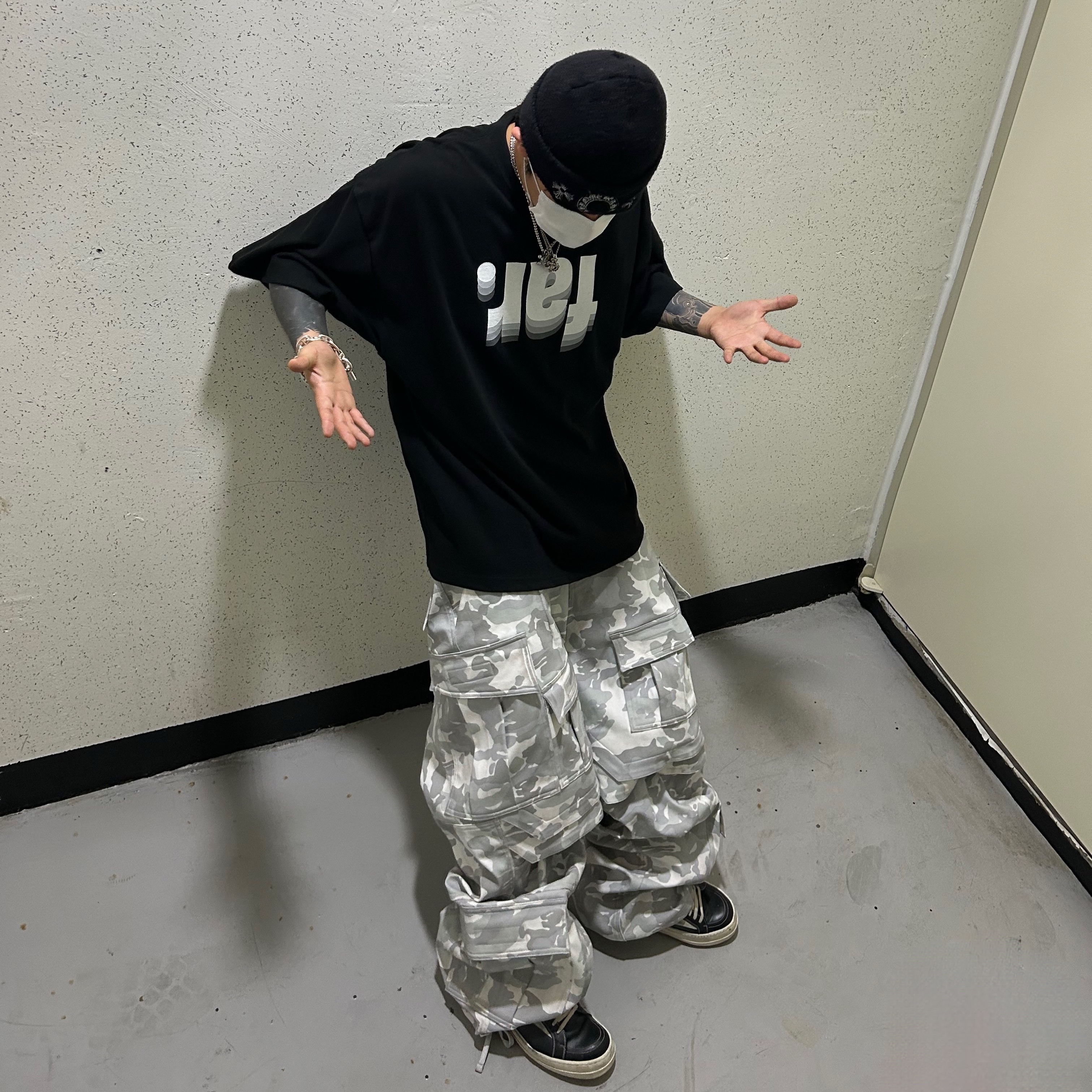 Farfromwhat Far Camo Cargo Pants Green, Chrome Hearts Horseshoe Beanie Black 착용 스타일 - 1