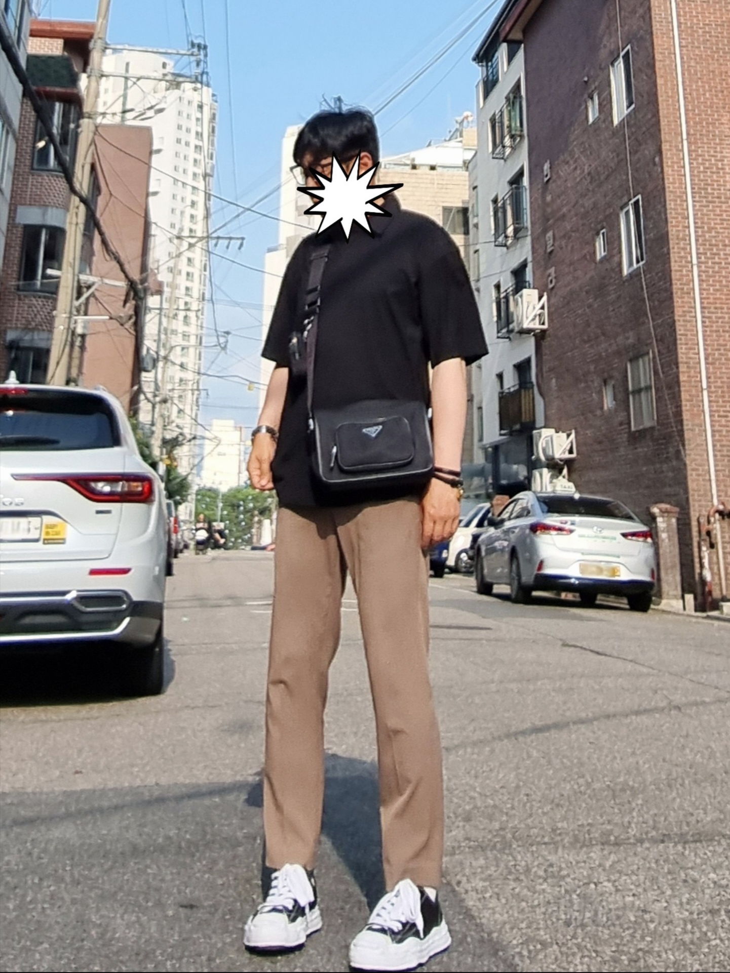 Maison Mihara Yasuhiro Hank OG Sole Canvas Low-top Sneakers Black, Prada Re-Nylon Shoulder Bag Black 착용 스타일 - 1