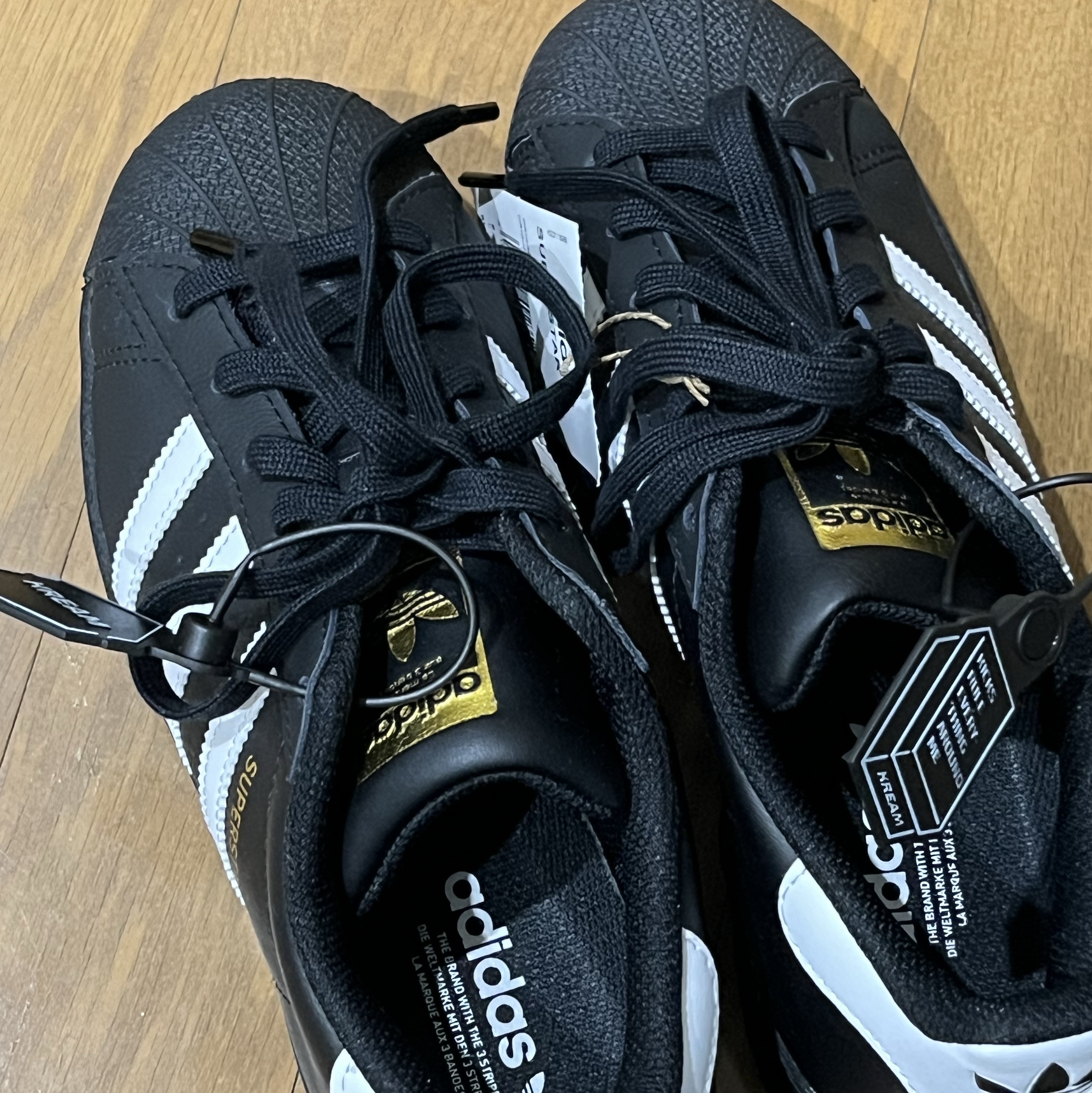 (J) Adidas Superstar Black White 착용 스타일