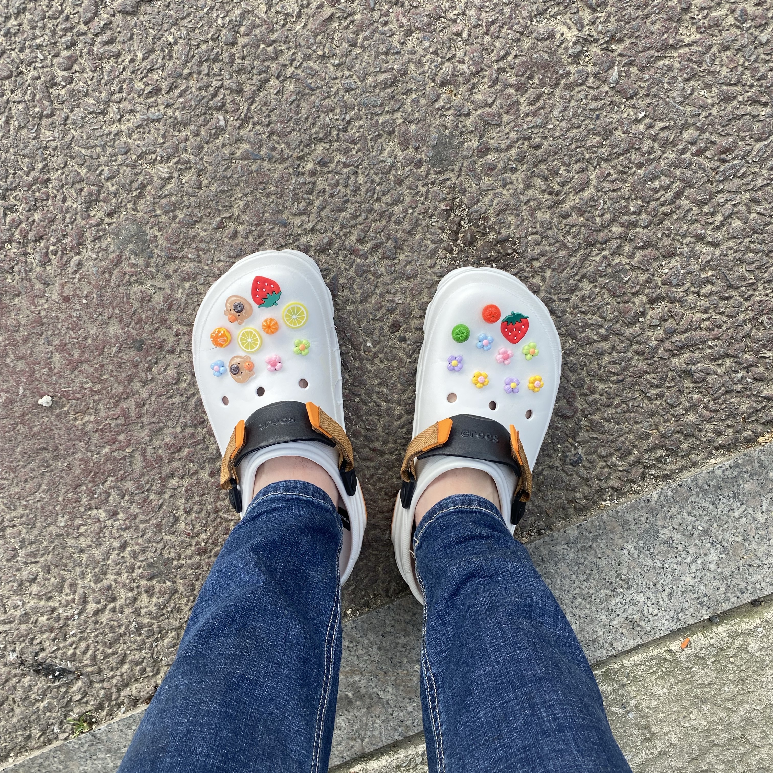Crocs All Terrain Clog White Multi 착용 스타일