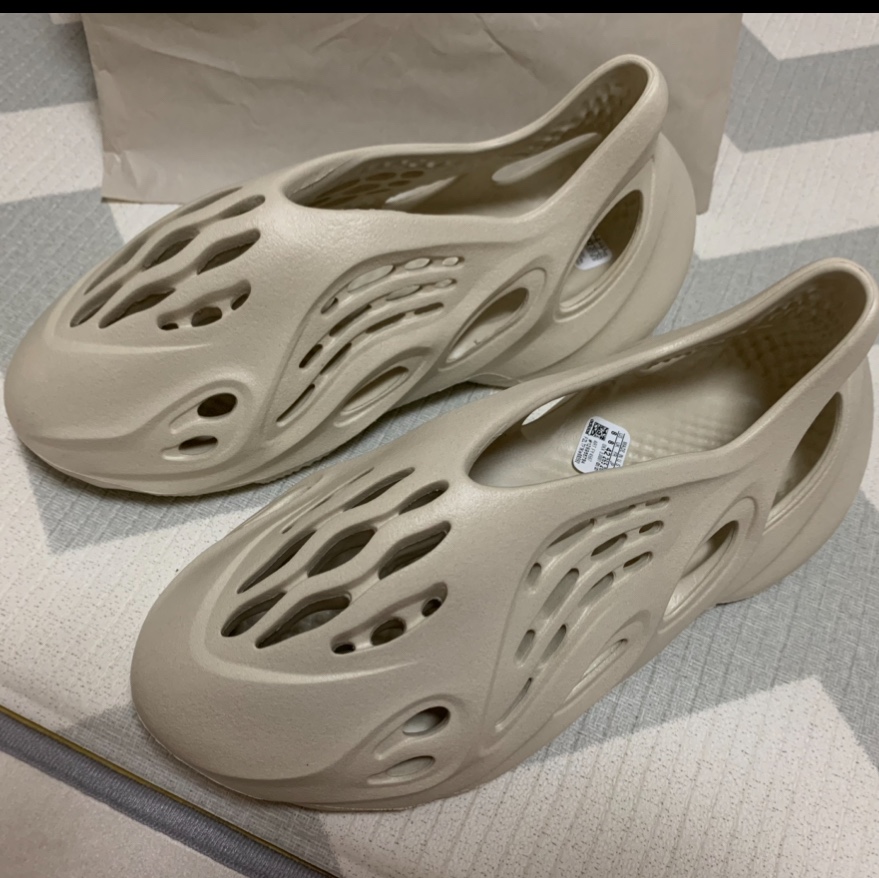 Adidas Yeezy Foam RNNR Sand 착용 스타일