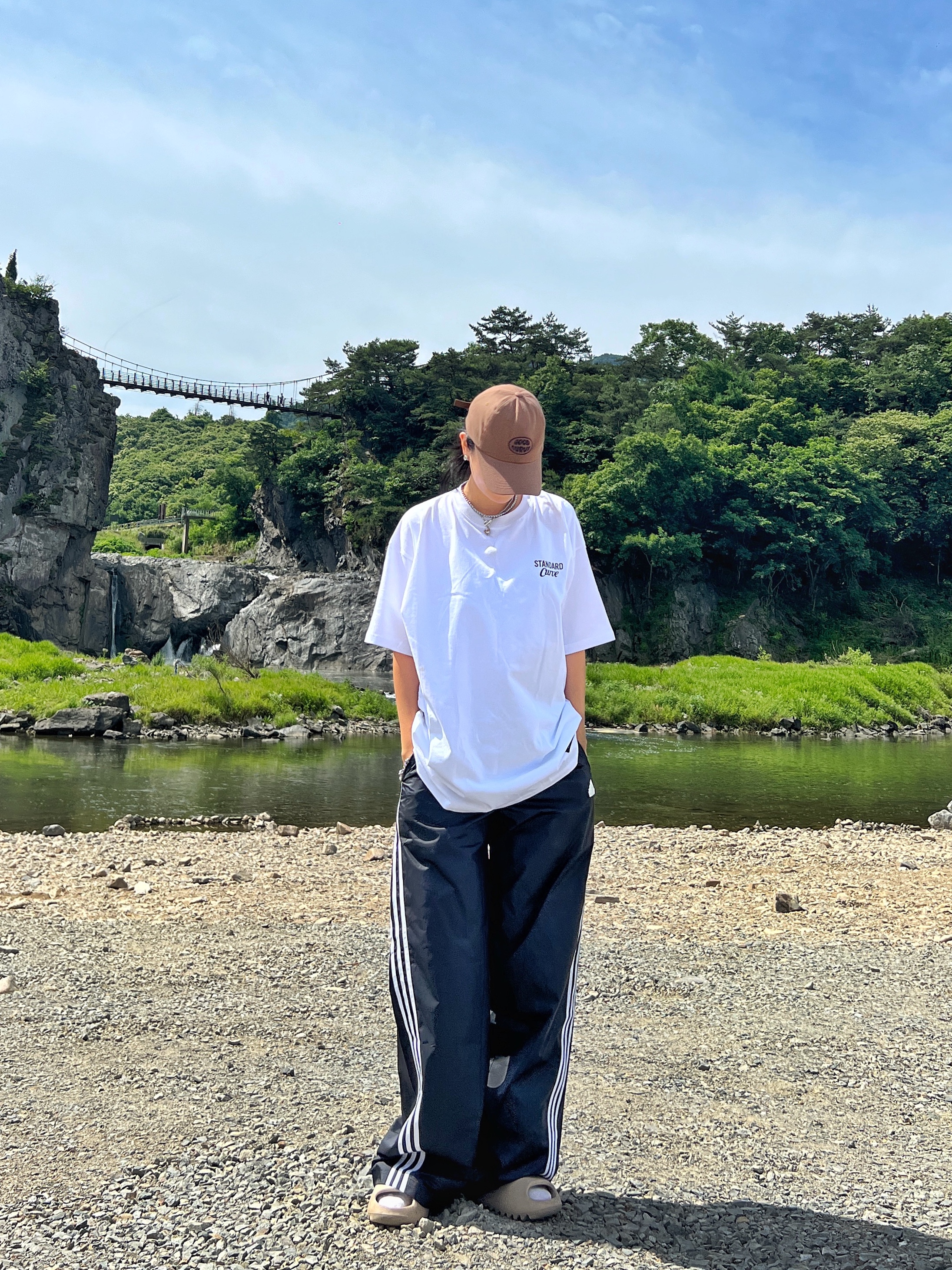 Adidas Yeezy Slide Pure - Re-Release Ver. 착용 스타일 - 3