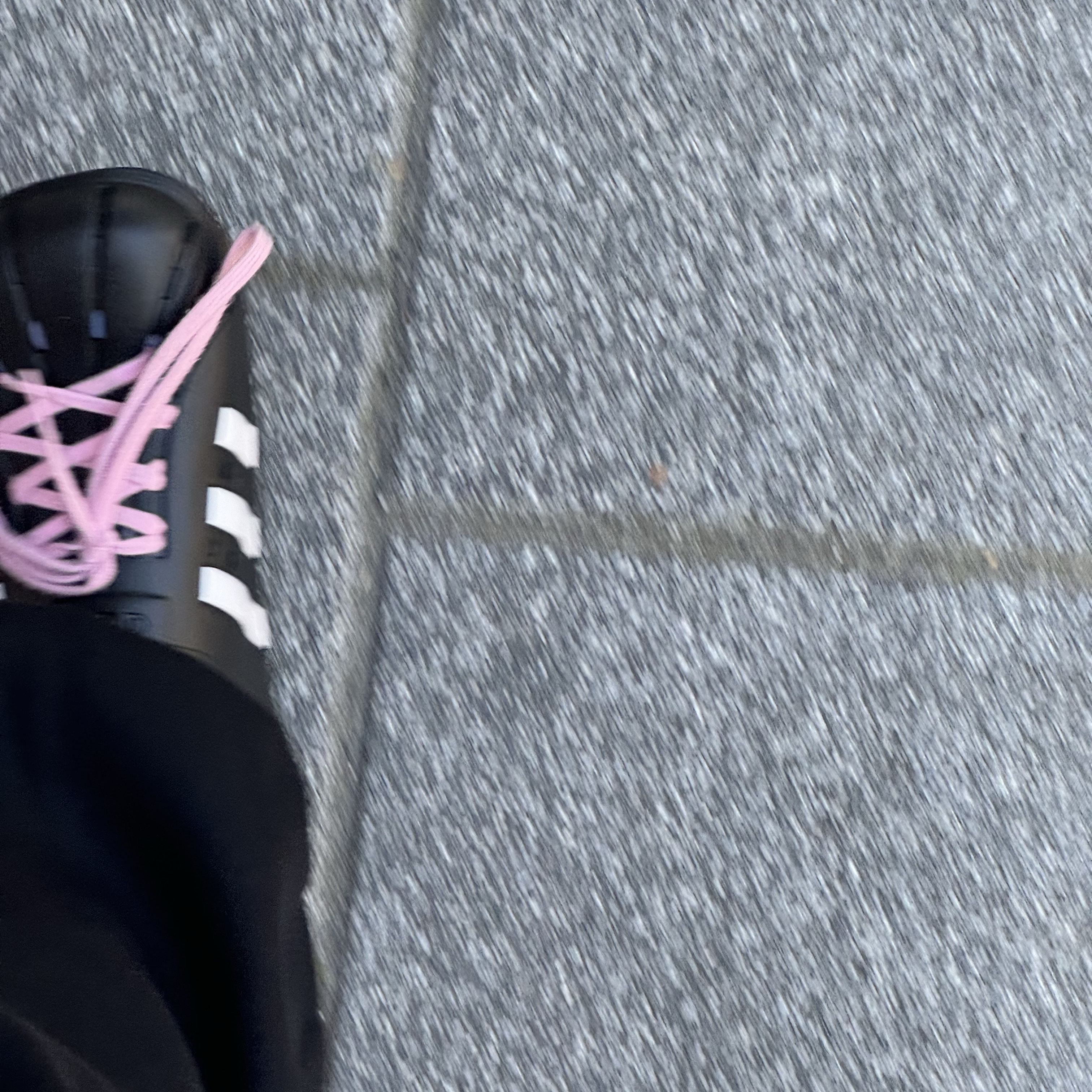 Adidas Adilette Clog Black White 착용 스타일 - 1