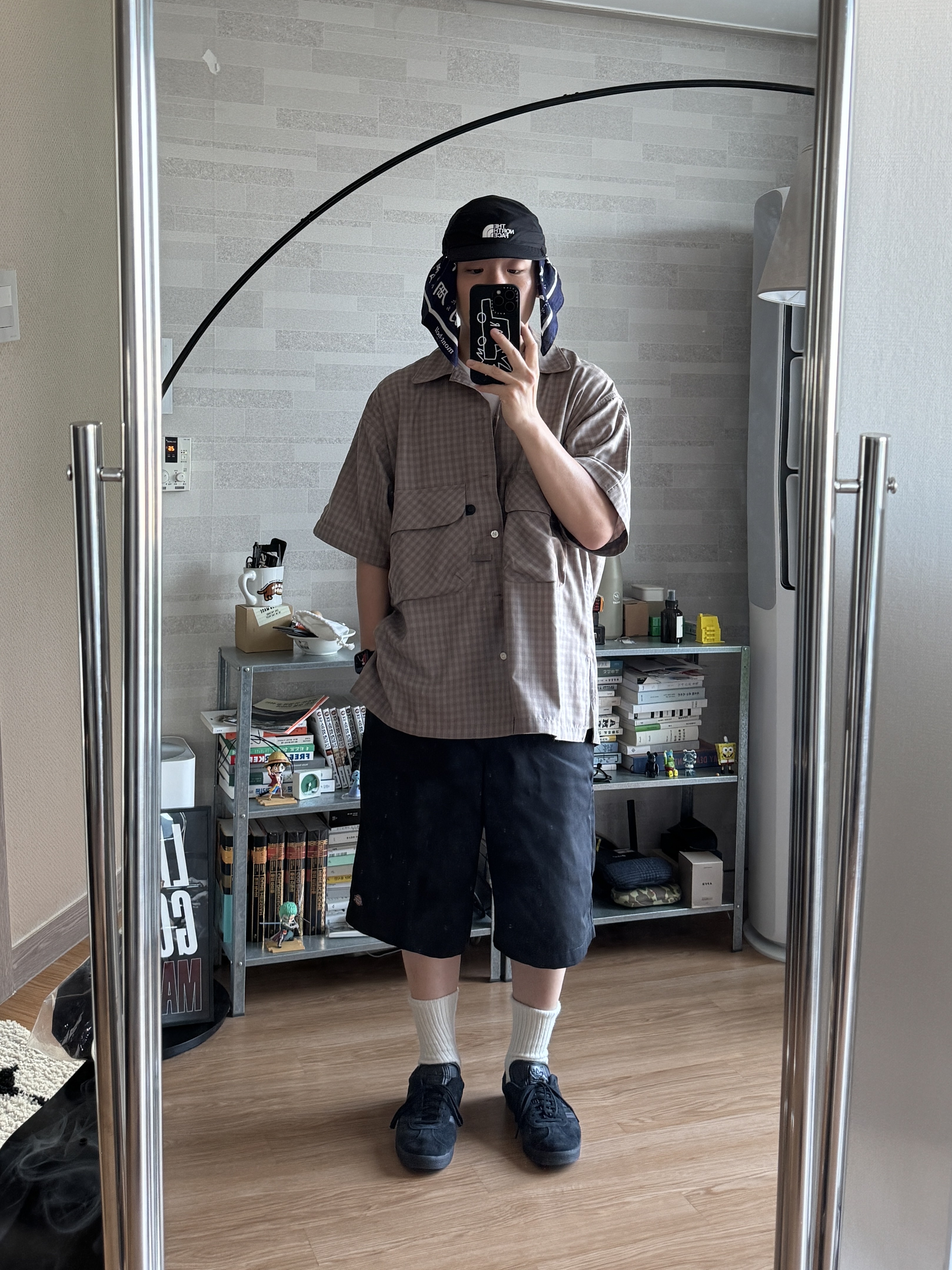 Adidas Gazelle Triple Black 착용 스타일