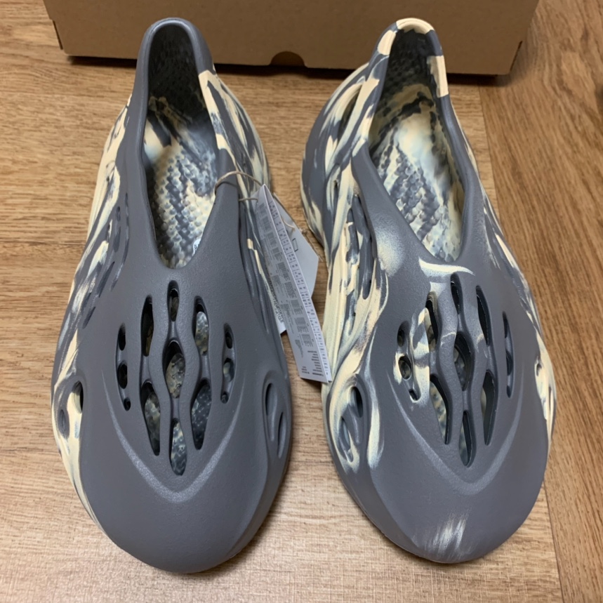 Adidas Yeezy Foam RNNR MXT Moon Gray 착용 스타일