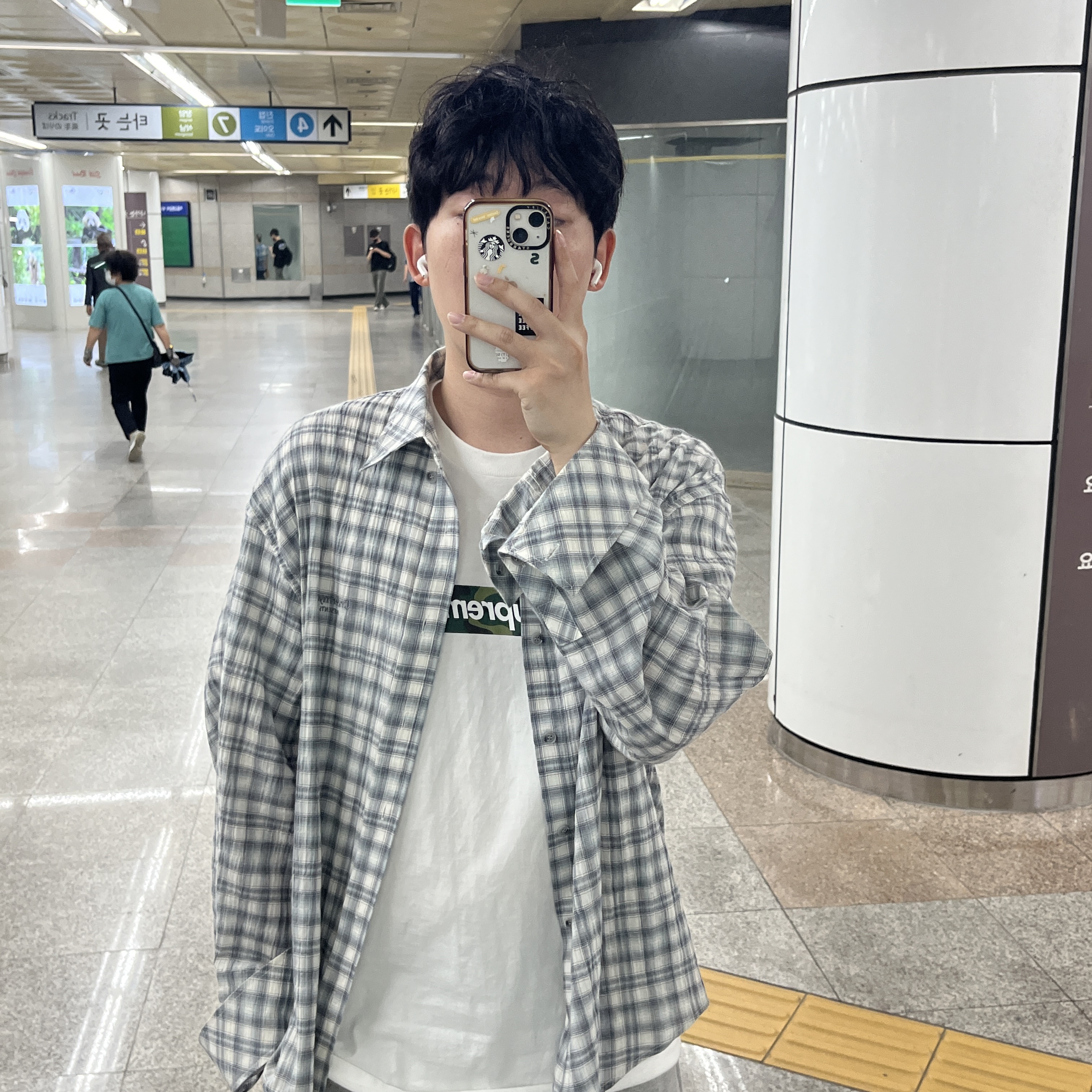 Supreme Box Logo T-Shirt White - 23FW, Adidas Yeezy Foam RNNR Sand 착용 스타일 - 2