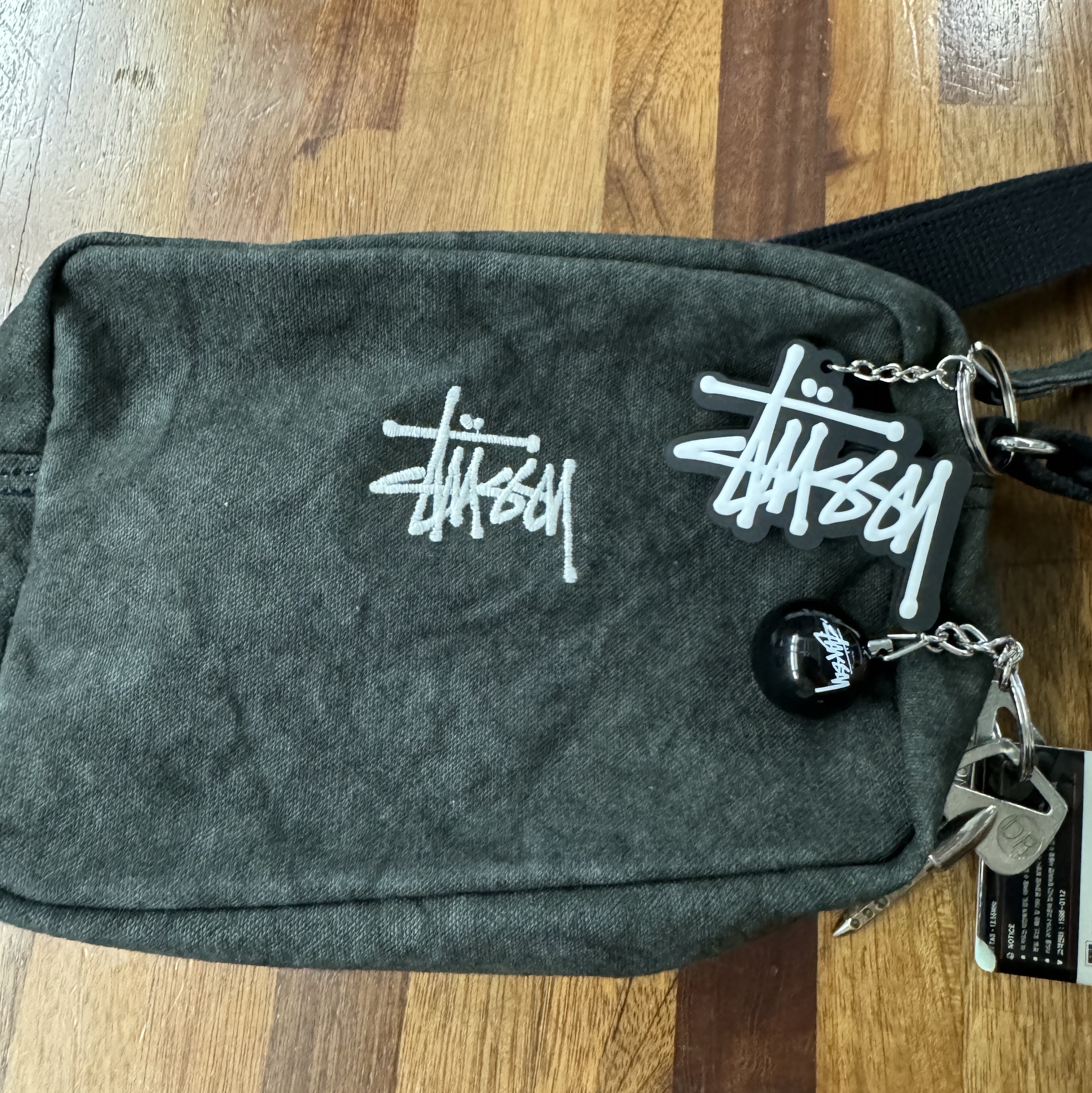 Stussy Canvas Side Pouch Washed Black, Stussy 8 Ball Keychain Black 착용 스타일 - 2