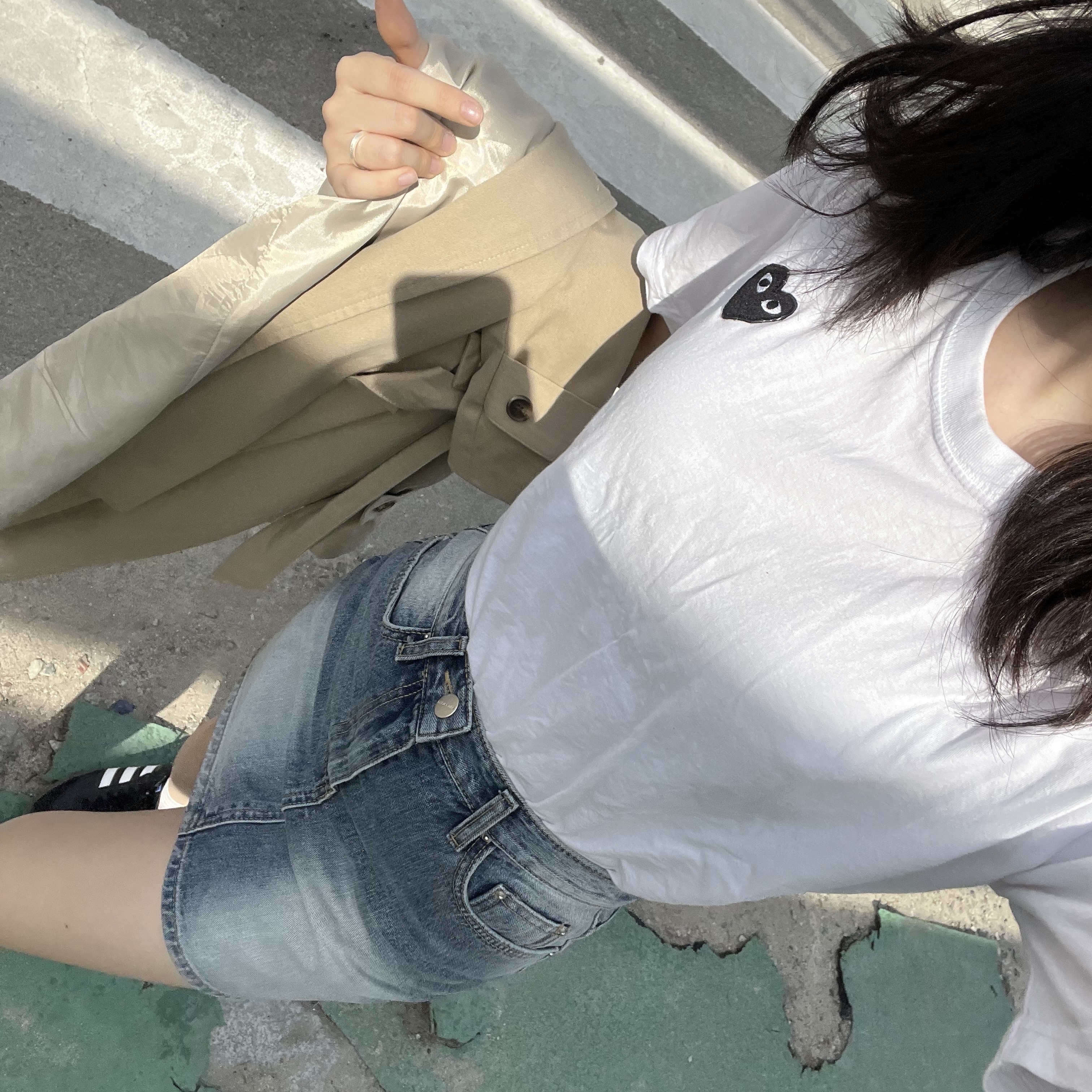 Adidas Samba OG Black White Gum, Play Comme des Garcons Black Heart T-Shirt White 착용 스타일 - 1