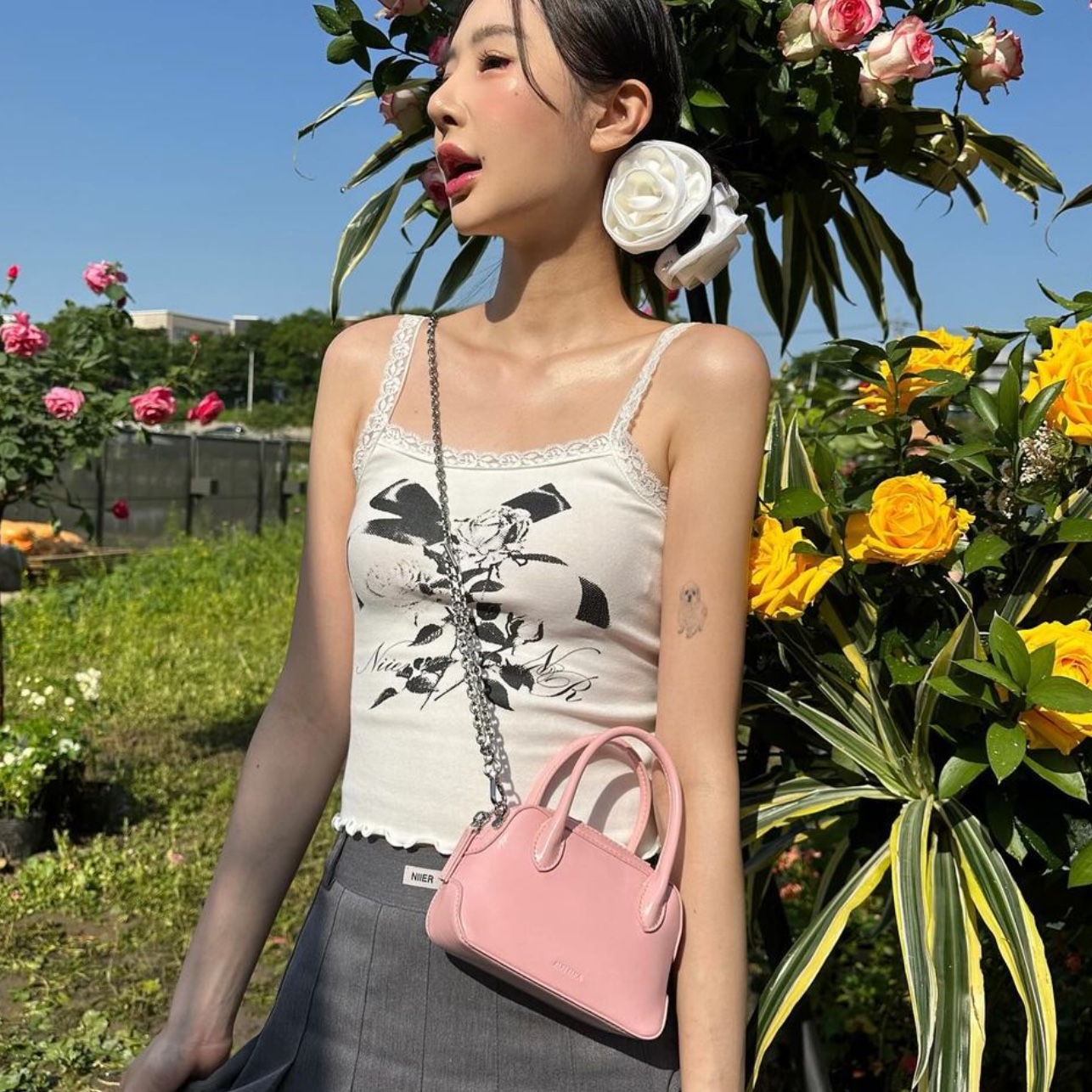 NIIER NOR Lace Sleeveless White, NIIER NOR Lace Sleeveless Black 착용 스타일