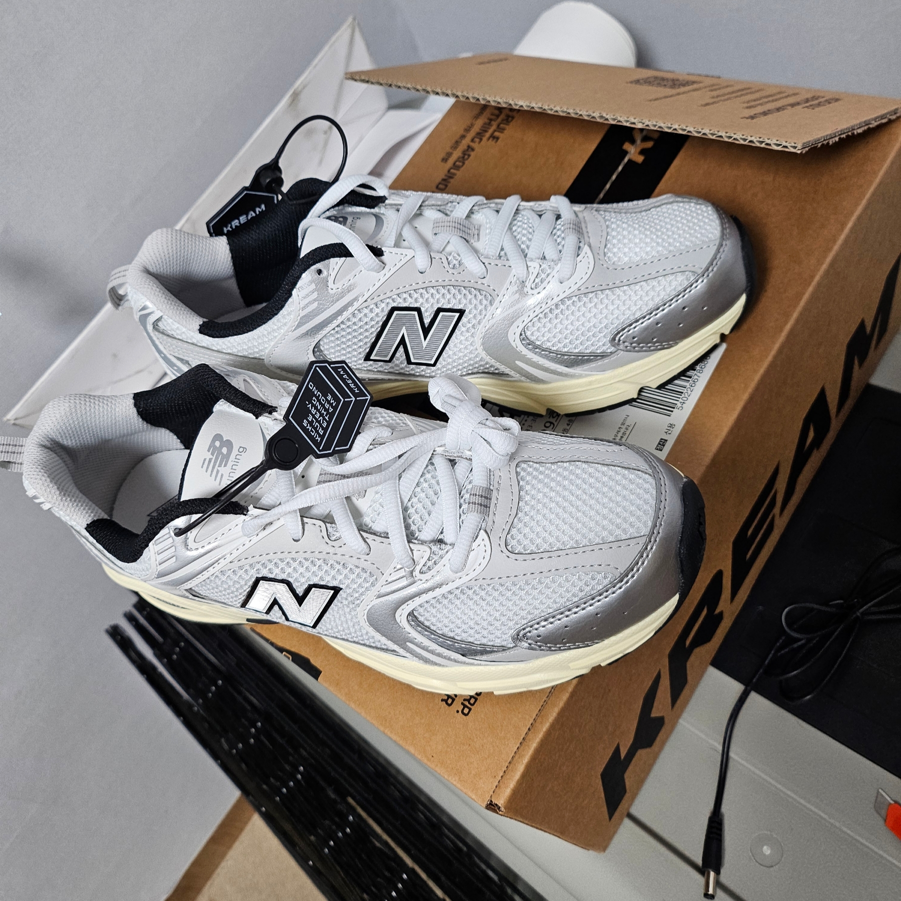 New Balance 530 Silver Cream 착용 스타일 - 1