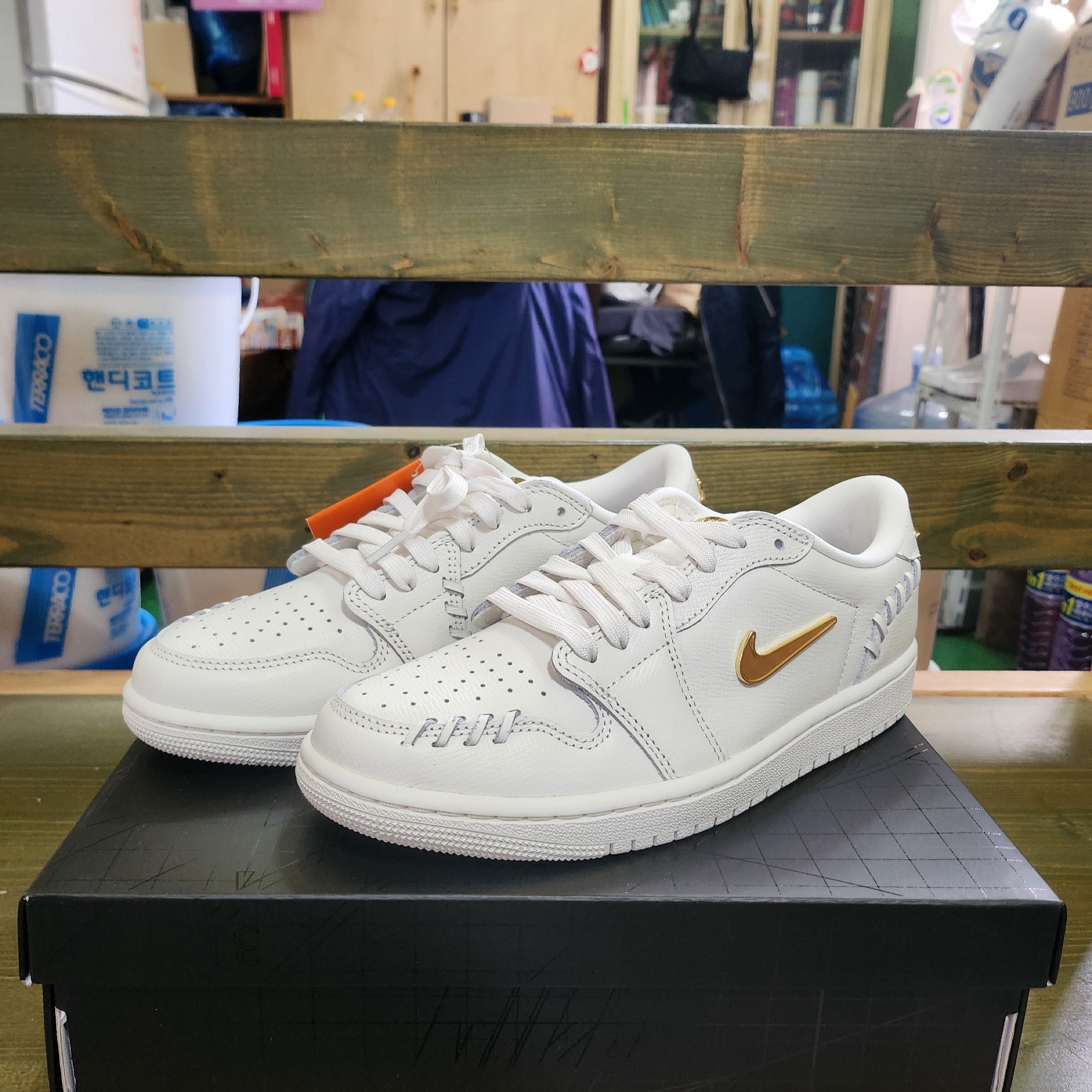 (W) Jordan 1 Low Method of Make Sail Metallic Gold 착용 스타일 - 3