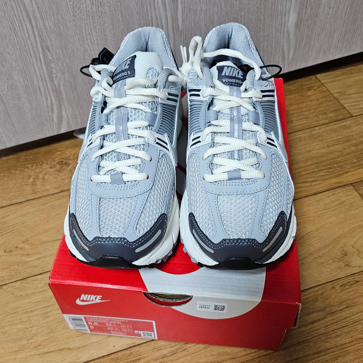 (W) Nike Zoom Vomero 5 Pure Platinum Metallic Silver 착용 스타일 - 2