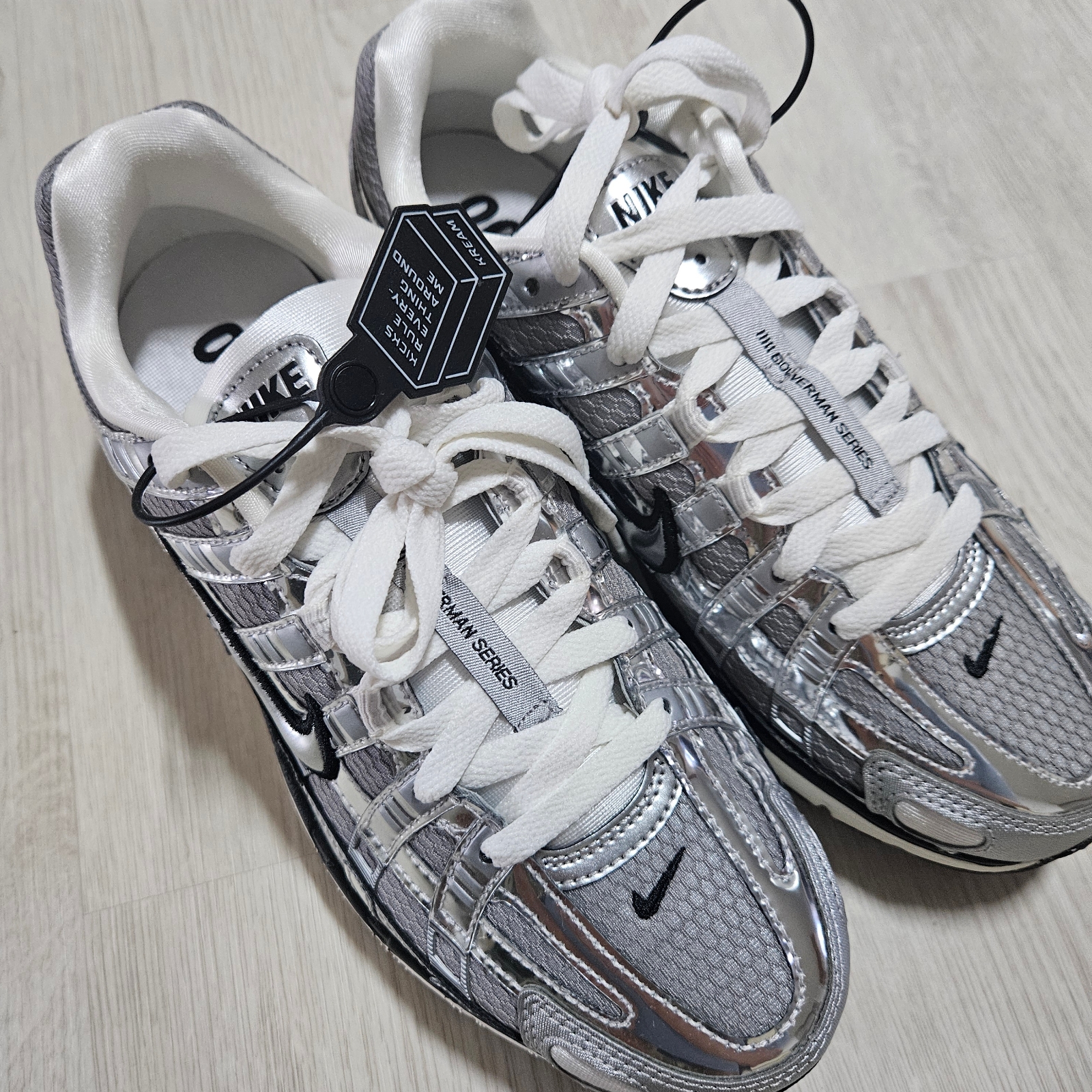 Nike P-6000 Metallic Silver 착용 스타일