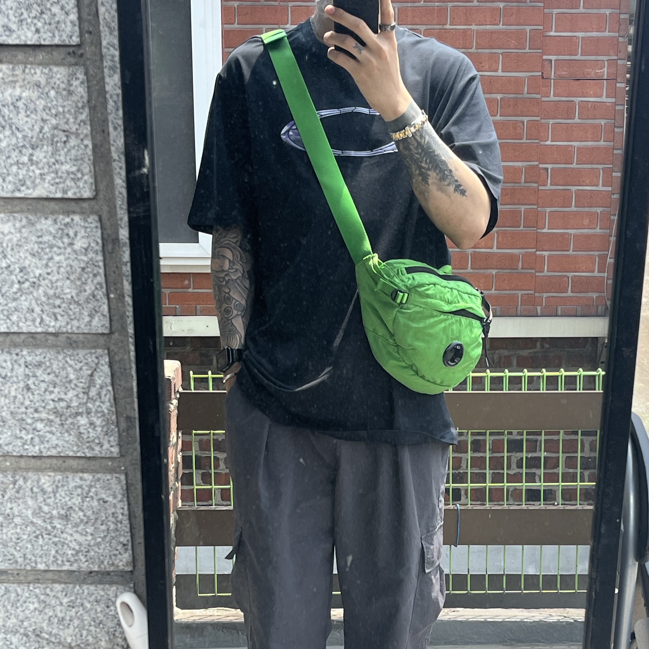 C.P. Company Nylon B Crossbody Pack Classic Green - 23FW 착용 스타일 - 2