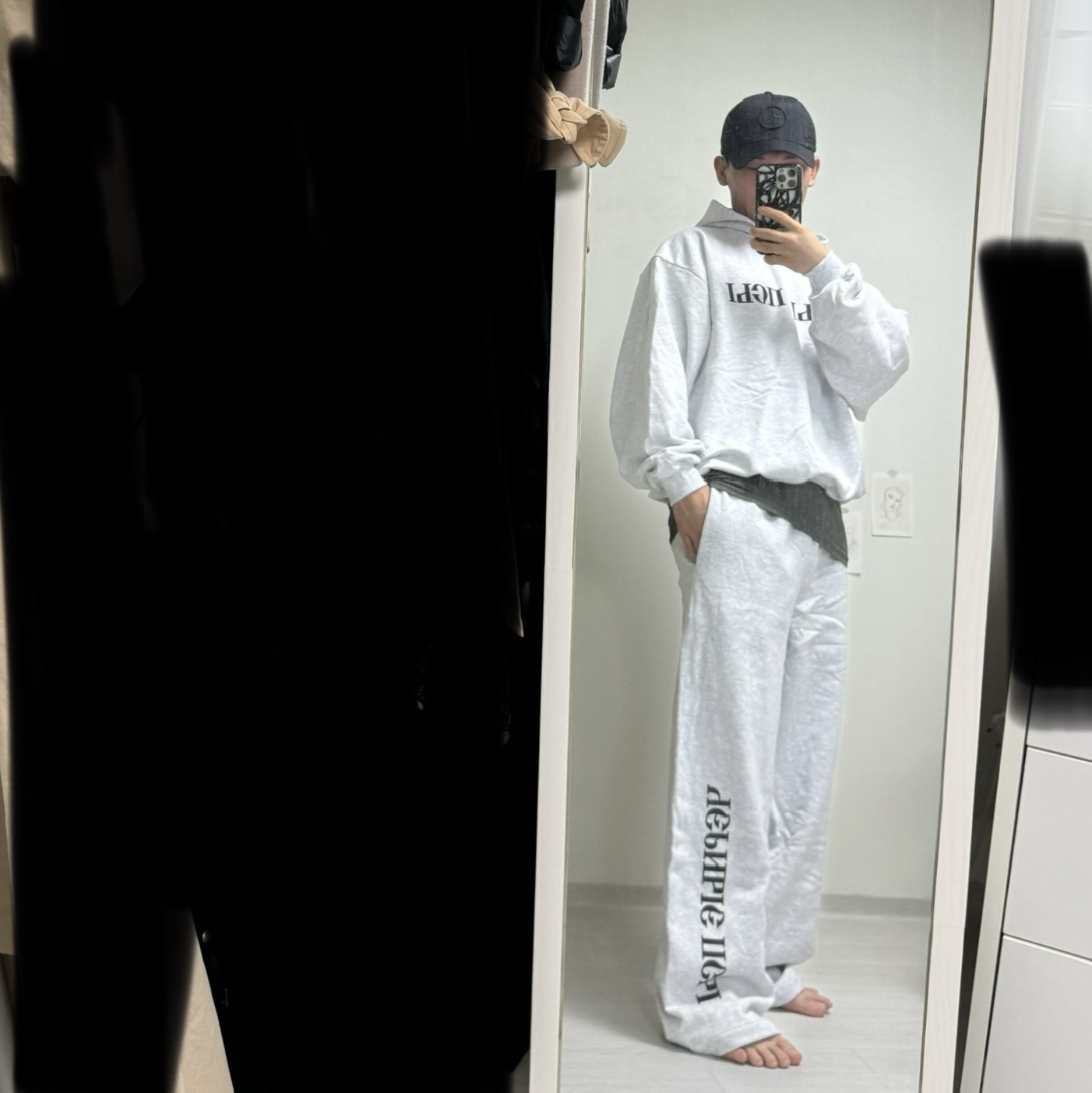 Yeezy x Gosha Rubchinskiy YZY Black Dogs Hoodie Heather Grey, Yeezy x Gosha Rubchinskiy YZY Black Dogs Jogger Heather Grey 착용 스타일 - 1