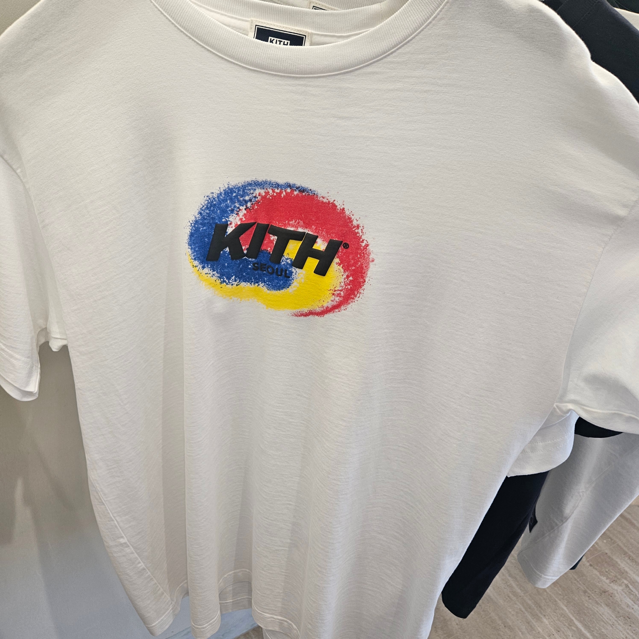 Kith Seoul Spiral Vintage T-Shirt White 착용 스타일