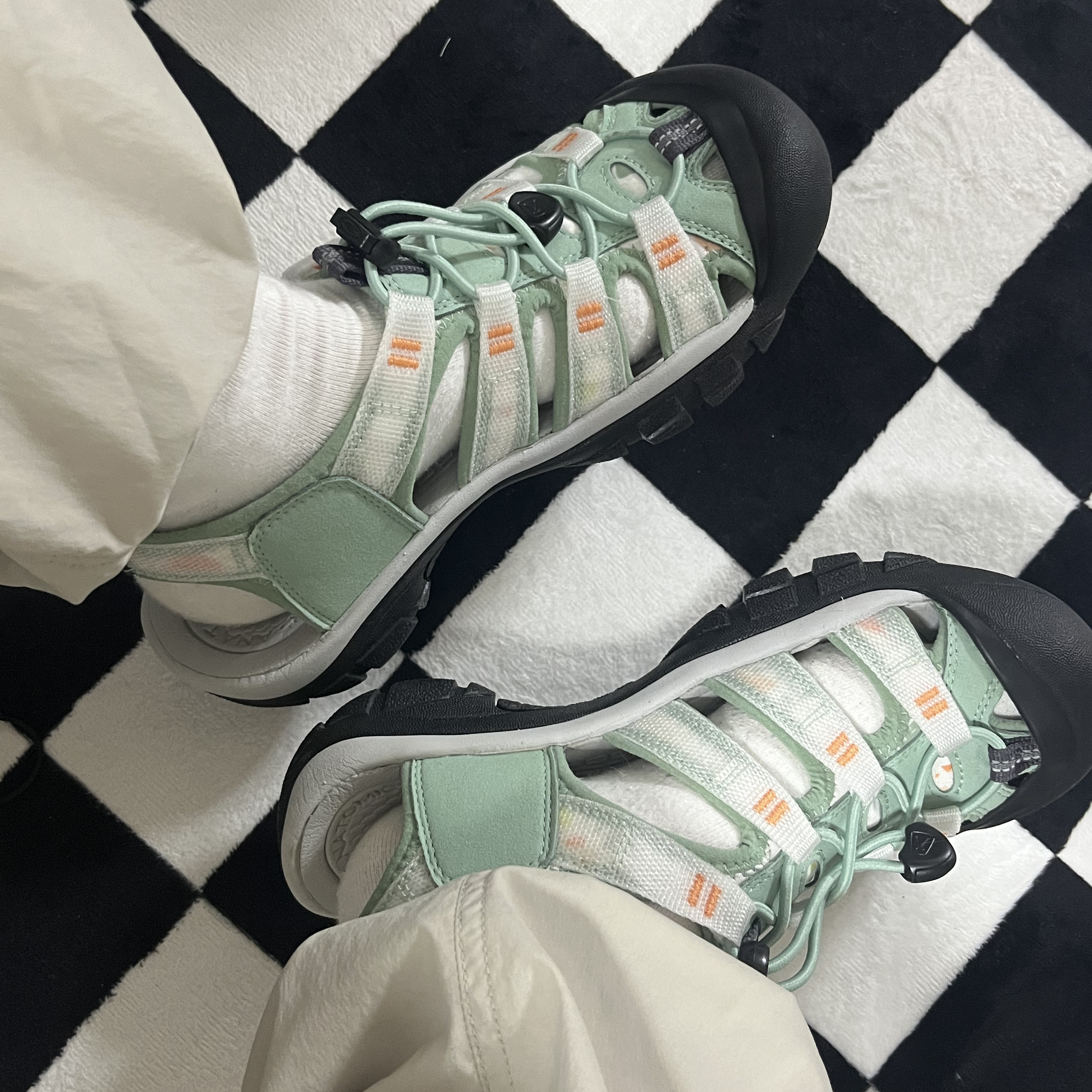 (W) Keen Newport H2 Granite Green Terrazzo 착용 스타일 - 2
