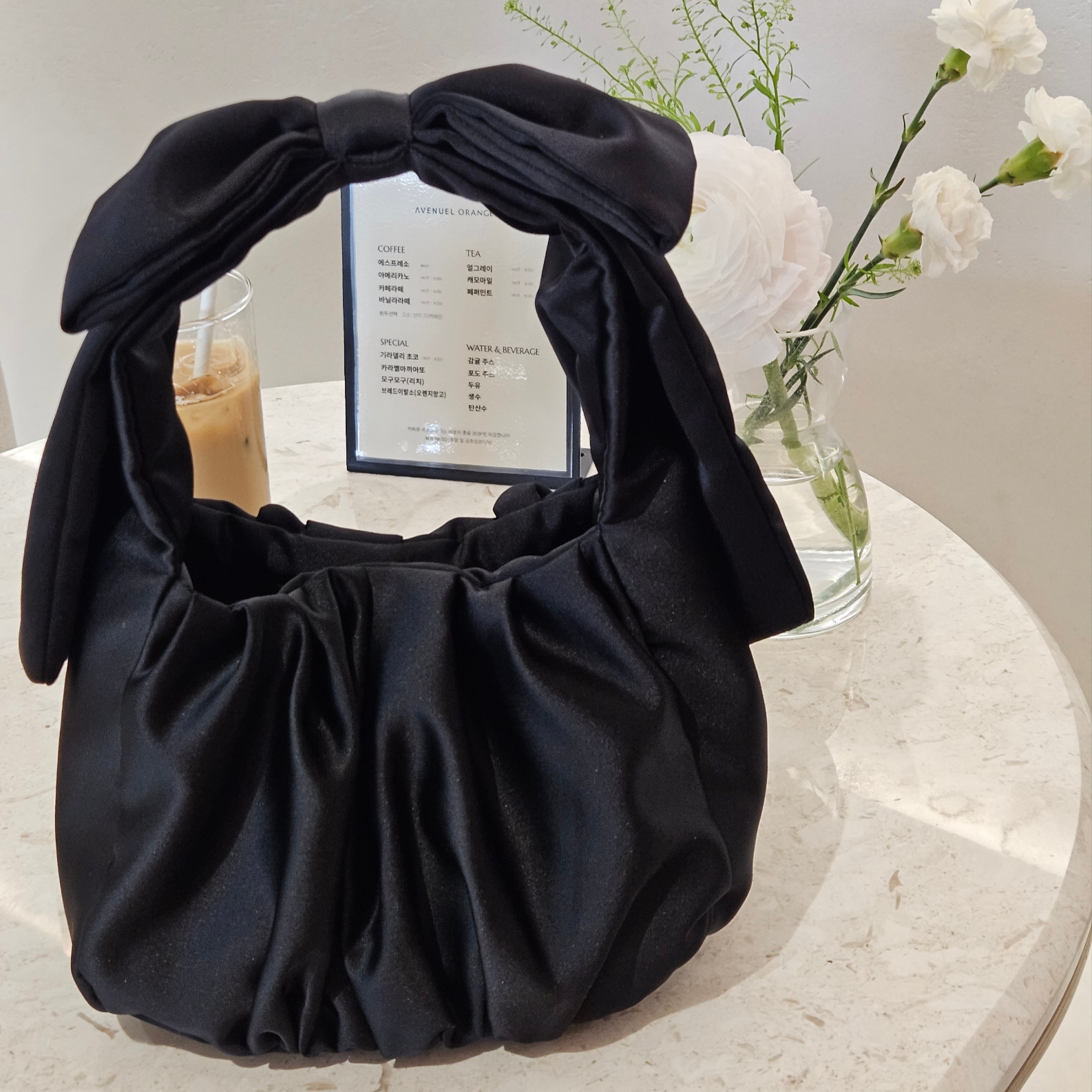 (W) Melissa Possession Matte Black, & Other Stories Satin Bow Bag Black 착용 스타일 - 3