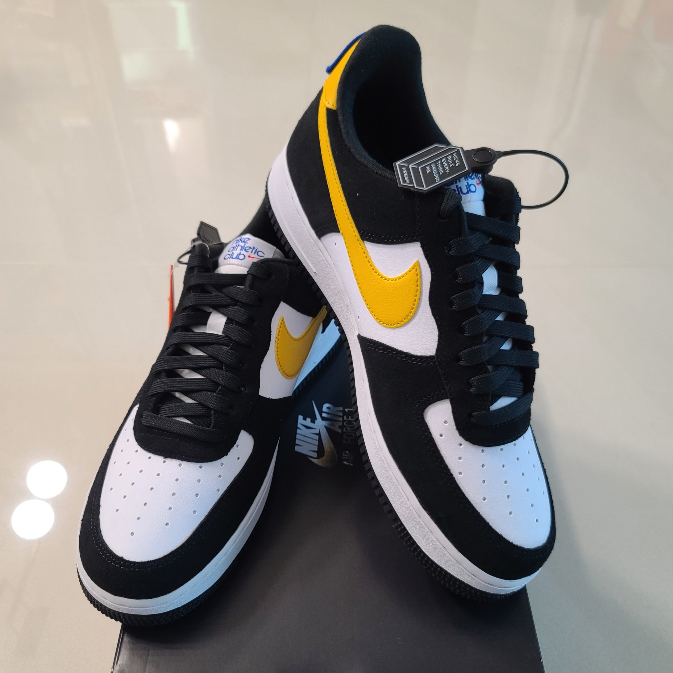 Nike Air Force 1 '07 LV8 Athletic Club Black Dark Sulfur 착용 스타일 - 1