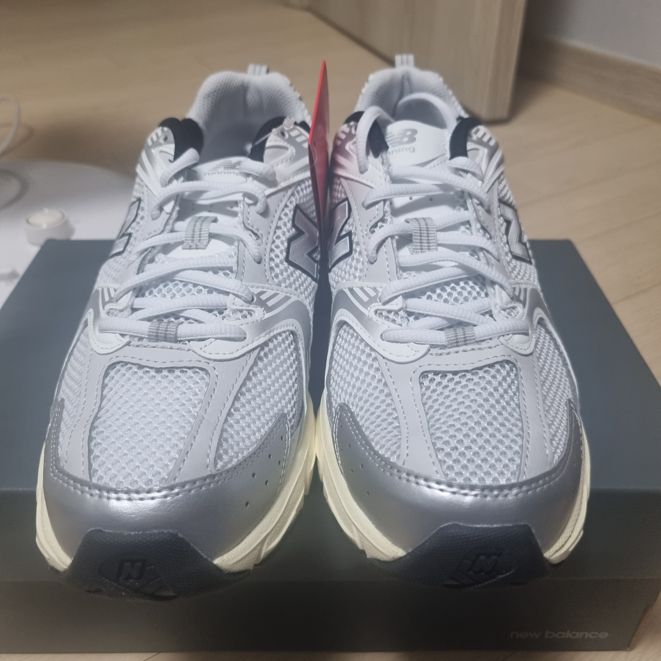 New Balance 530 Silver Cream 착용 스타일 - 1