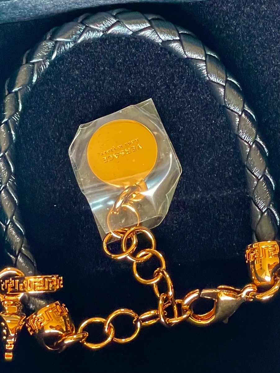 Versace Medusa Braided Leather Bracelet Black, Versace Medusa Chain Bracelet Gold 착용 스타일 - 3